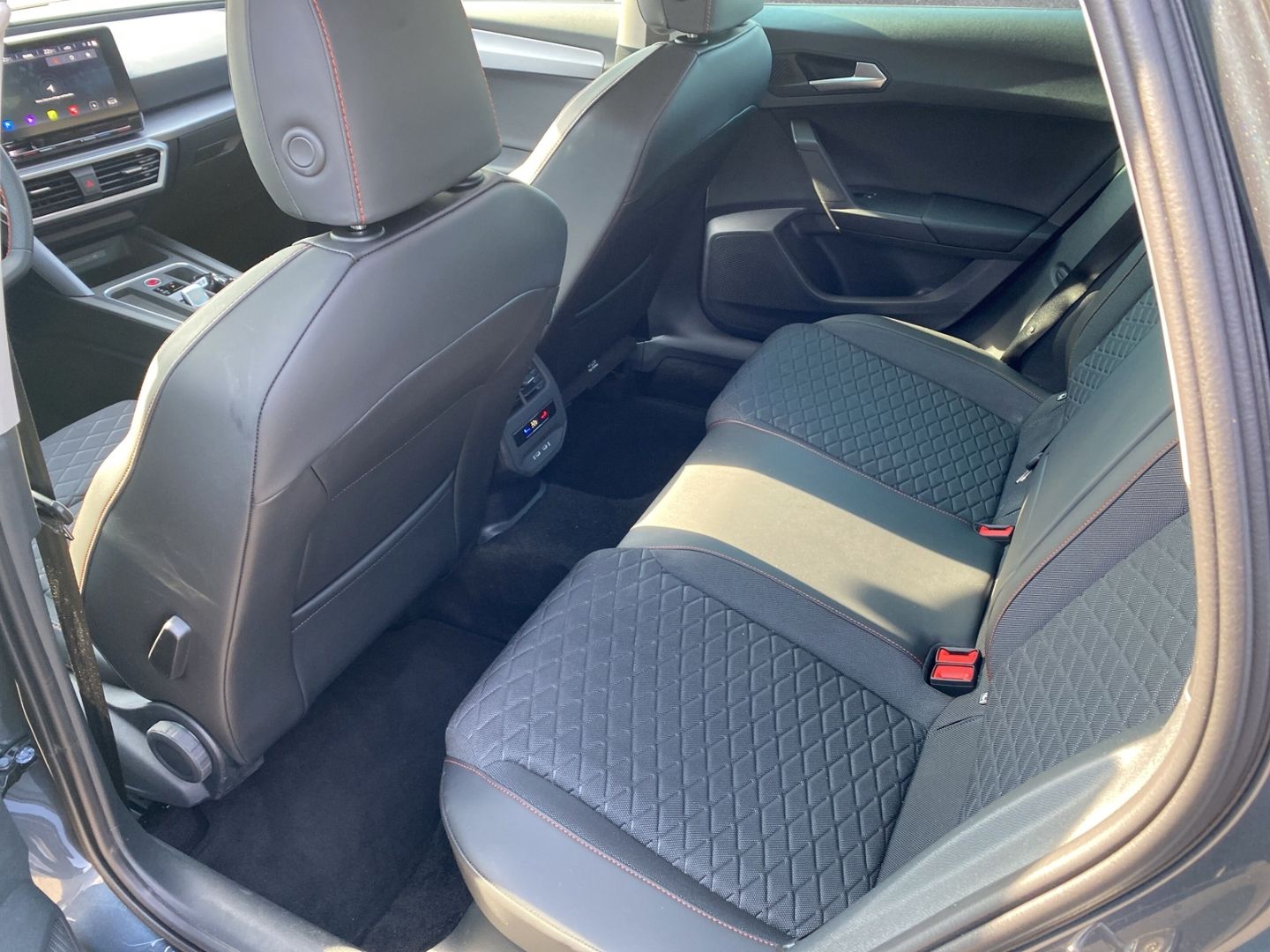 Fahrzeugabbildung SEAT Leon Sportstourer FR 2.0 TDI EU6d Navi Digitales