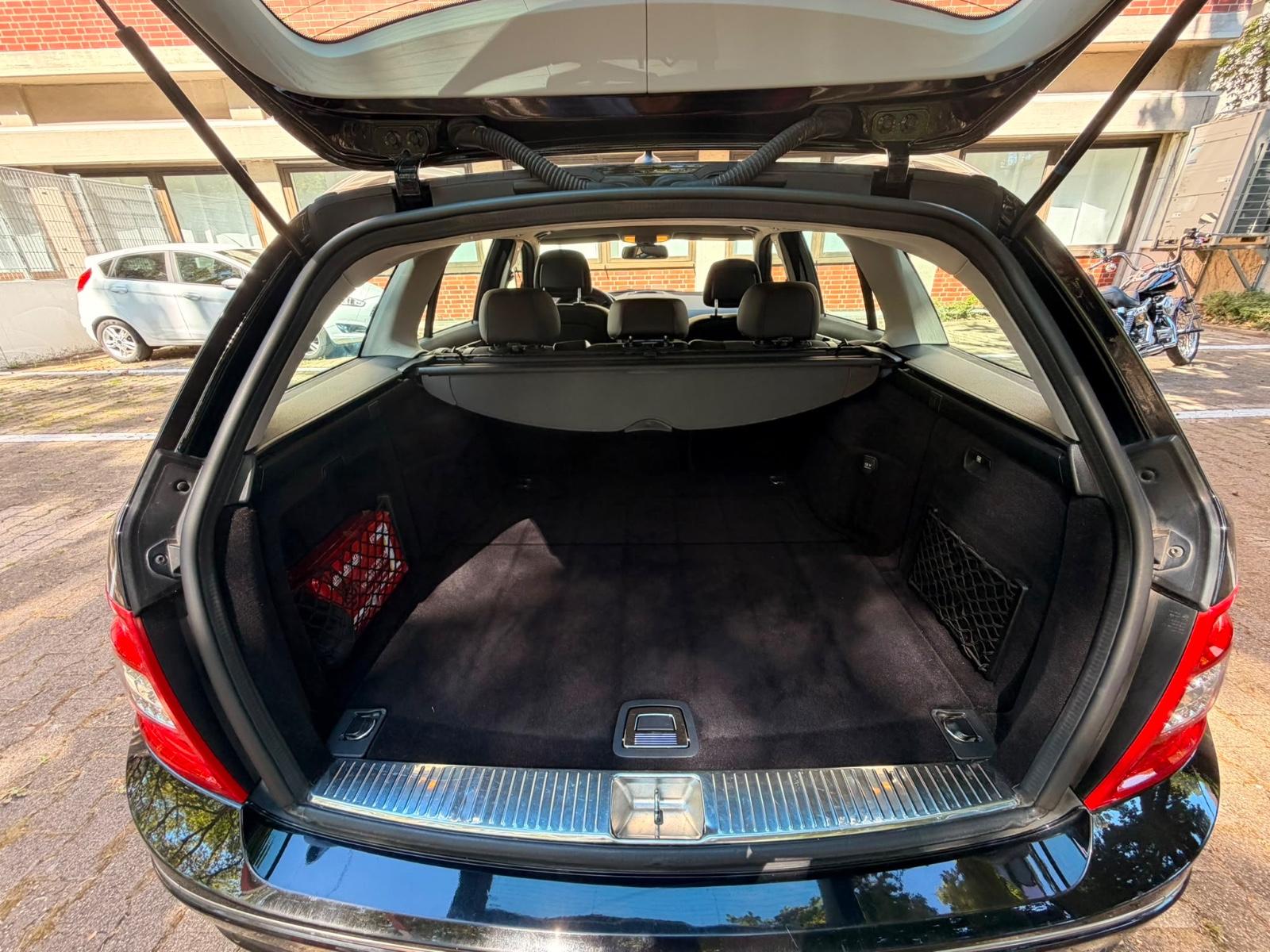 Mercedes-Benz C200 2009 — photo 14