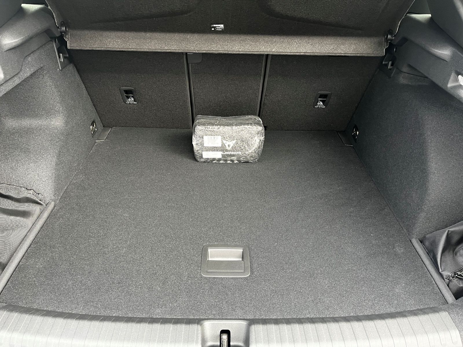 Fahrzeugabbildung CUPRA Terramar 2.0 TSI 4Drive VZ AHK PANO 20" SENN HUP