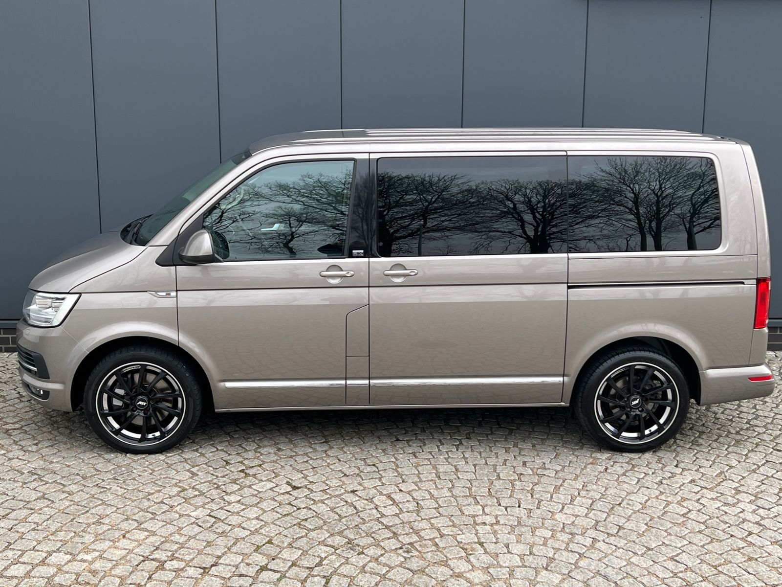Fahrzeugabbildung Volkswagen T6 Multivan Generation Six 2.0 TDI DSG *AHK, LED