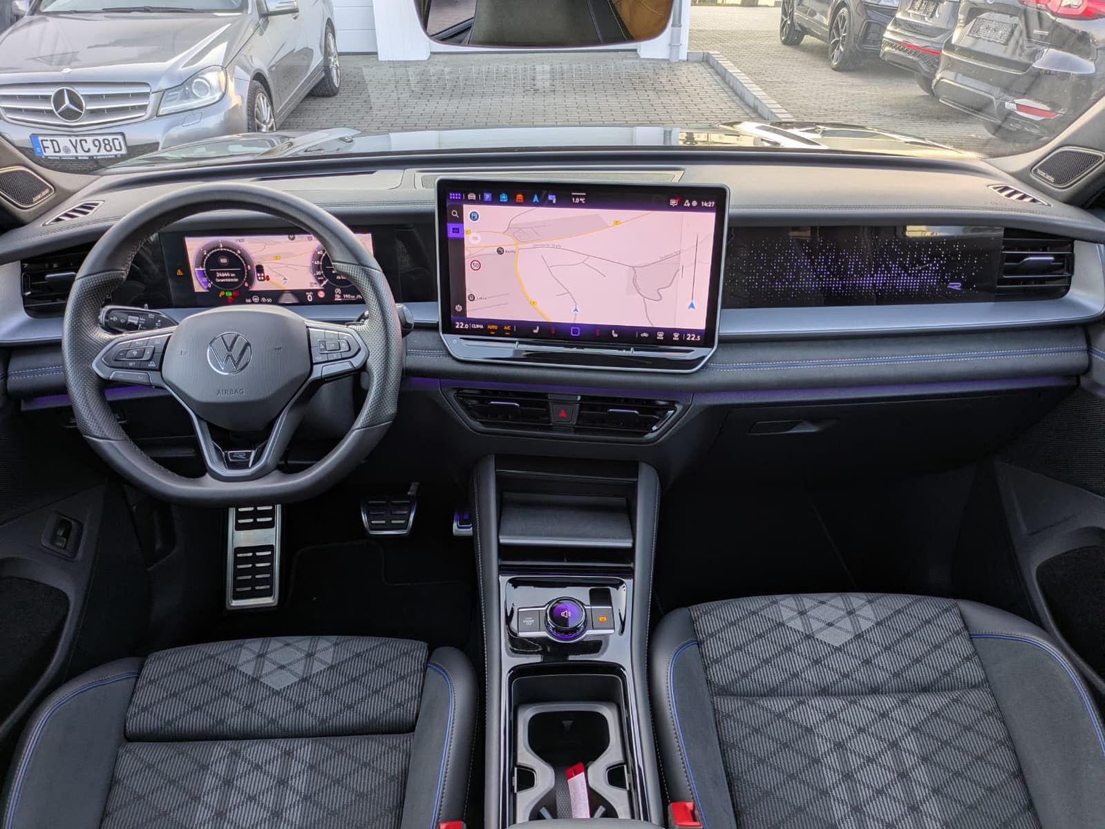 Fahrzeugabbildung Volkswagen Tayron 2.0 TDI 4M R-Line BLACK*7Si*MATRIX*PANO