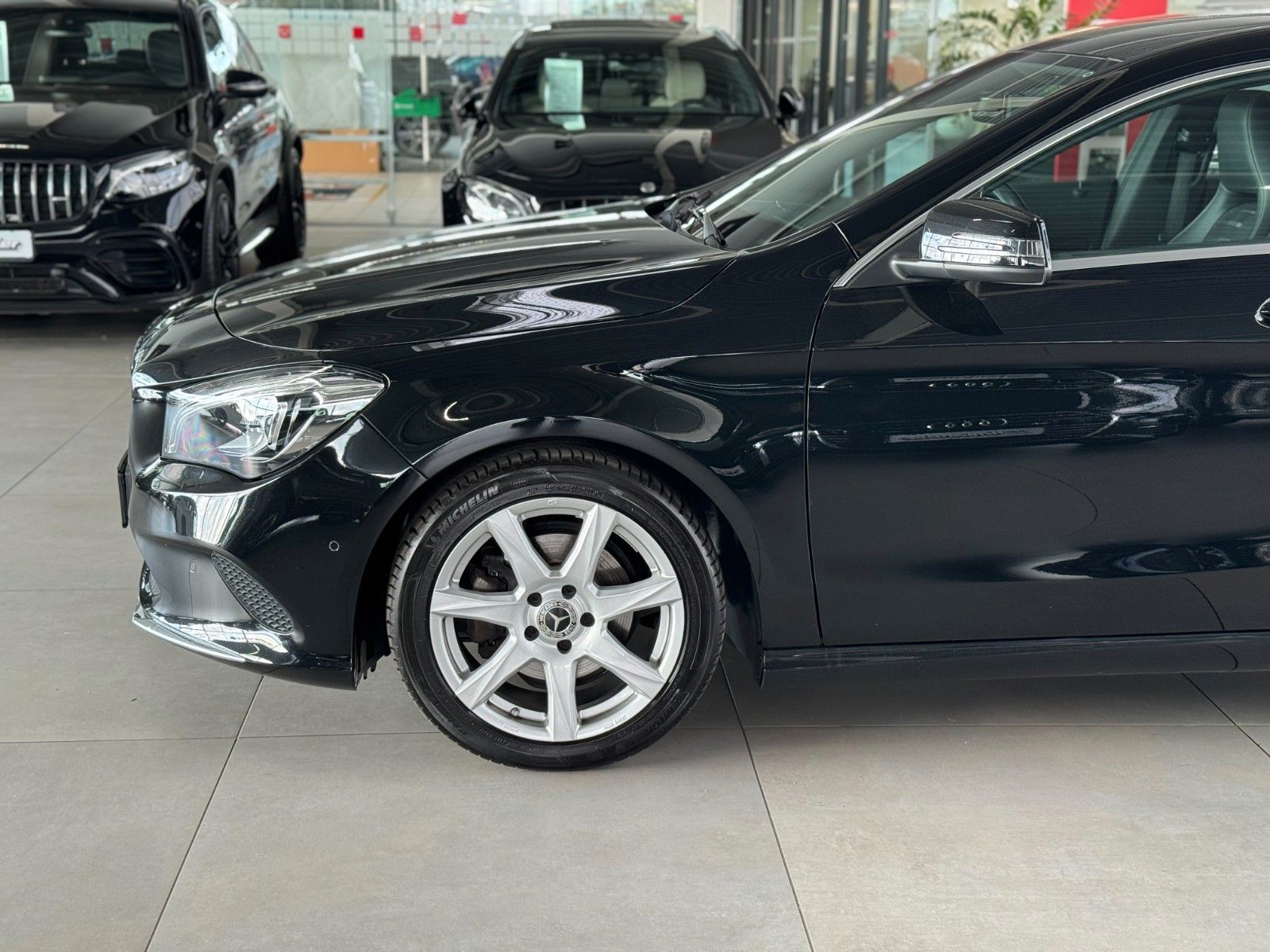 Fahrzeugabbildung Mercedes-Benz CLA 180 Shooting Brake Urban "LED + Business-P."