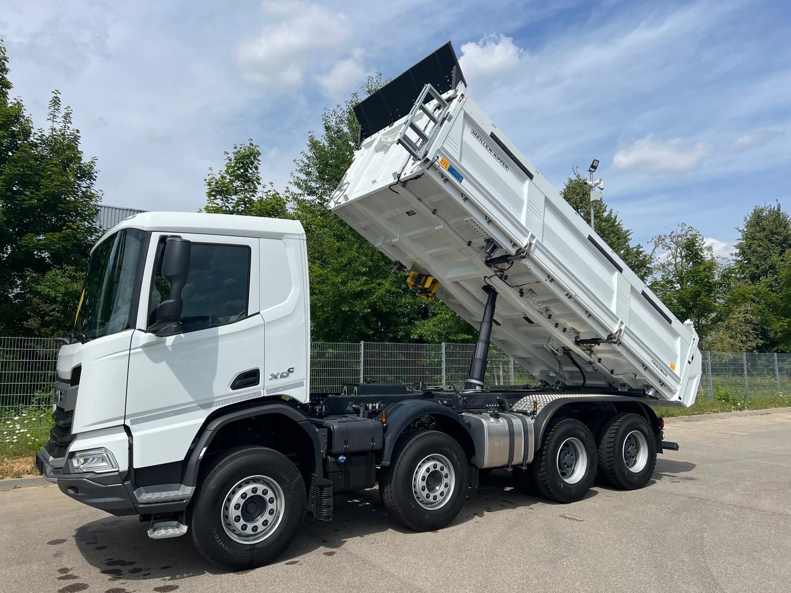 Fahrzeugabbildung DAF FAD XDC 450 Dreiseitenkipper