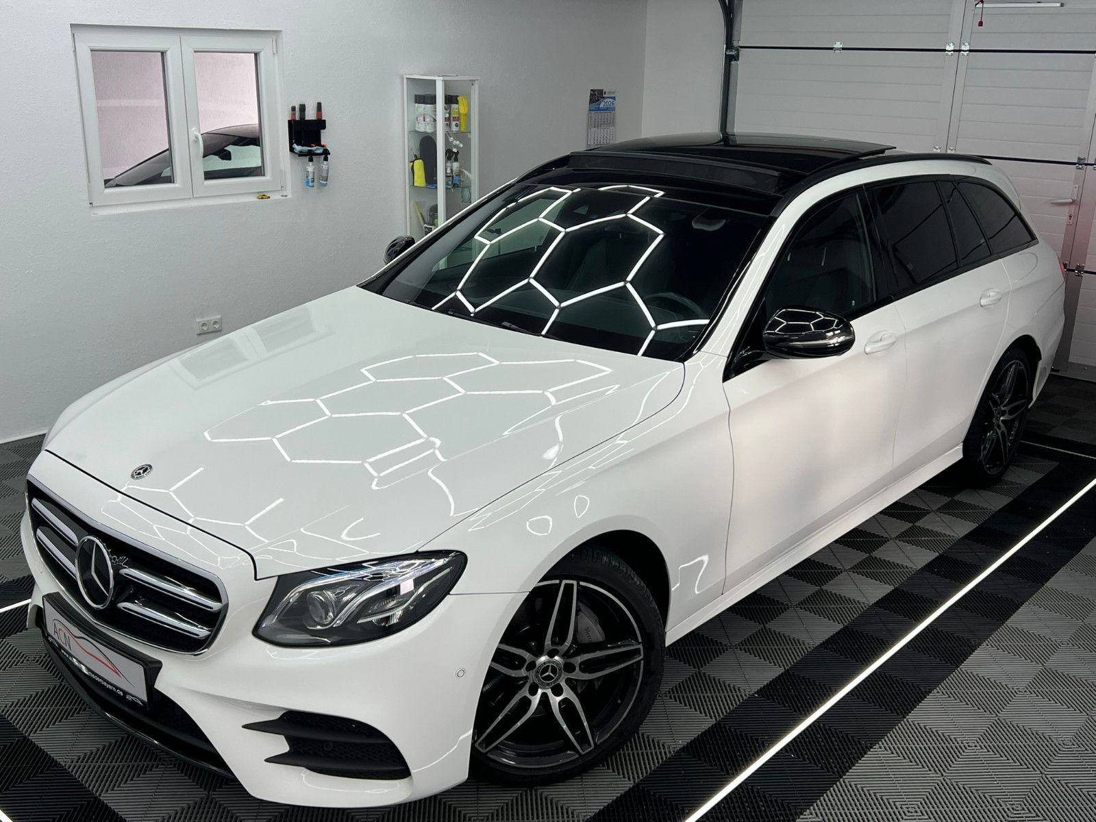 Fahrzeugabbildung Mercedes-Benz E 220 d AMG-LINE/PANO/BURMESTER/DISTRONIC PLUS