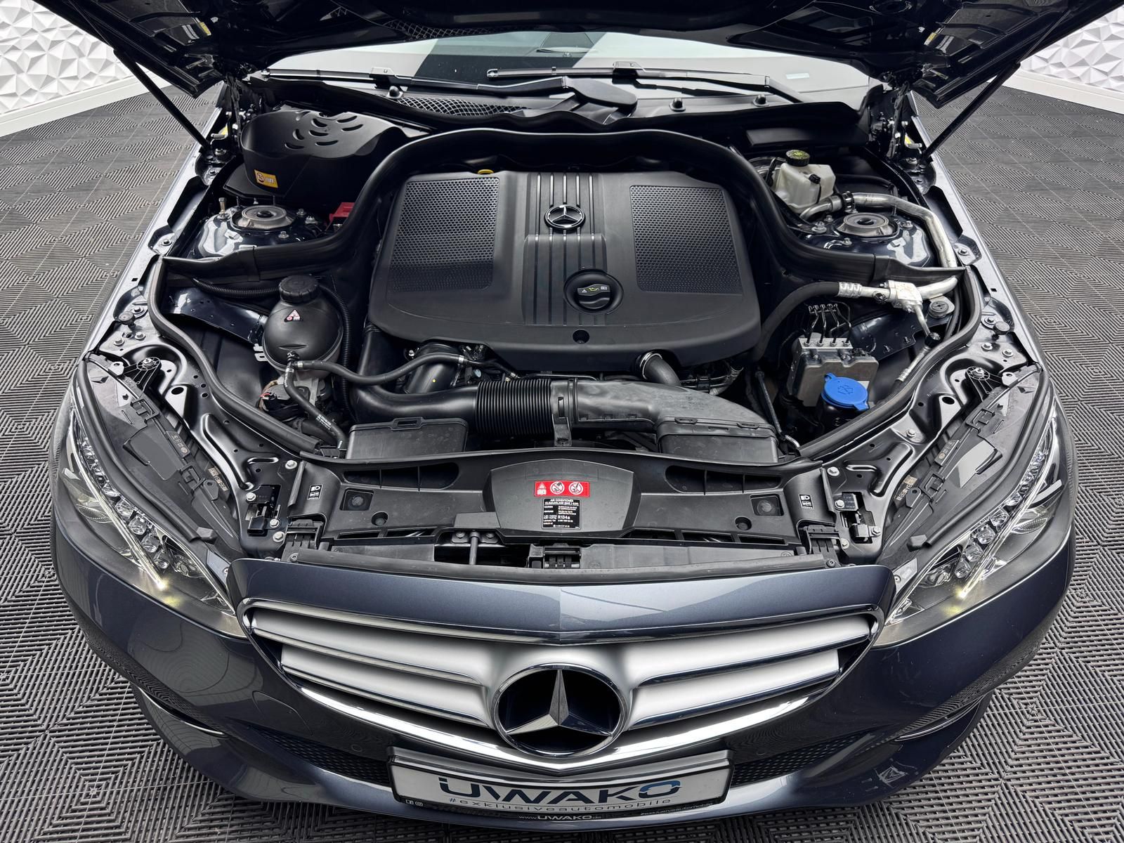 Fahrzeugabbildung Mercedes-Benz E 220d AVANTGARDE/AHK/ILS+/OZ-RACING/PDC/NAV/LED
