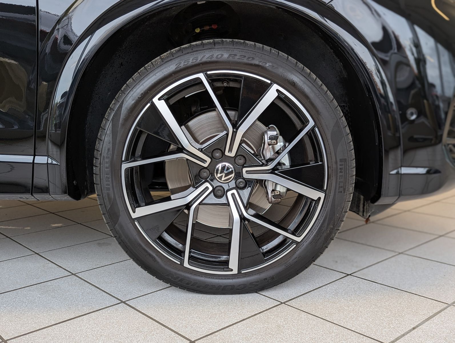 Fahrzeugabbildung Volkswagen Tiguan 2.0TDI R-Line 4M Pano Black Matrix AHK 20