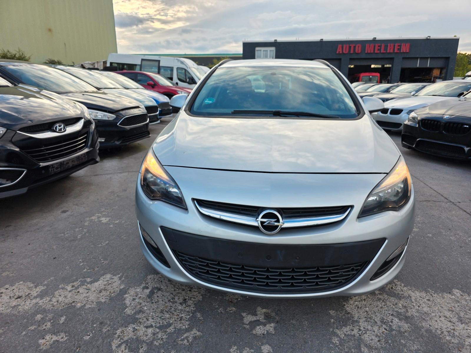 Opel Astra 2014 — rear view