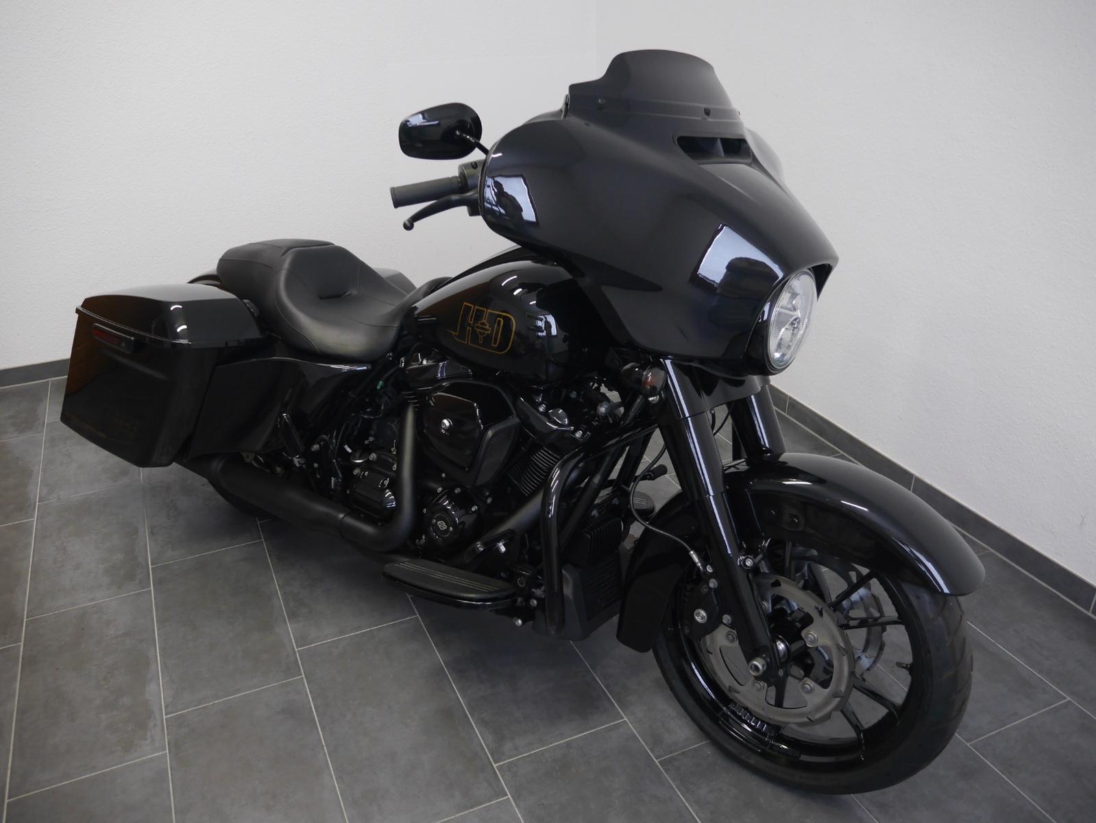 Harley-Davidson Street Glide // Black // FLHX // 2021
