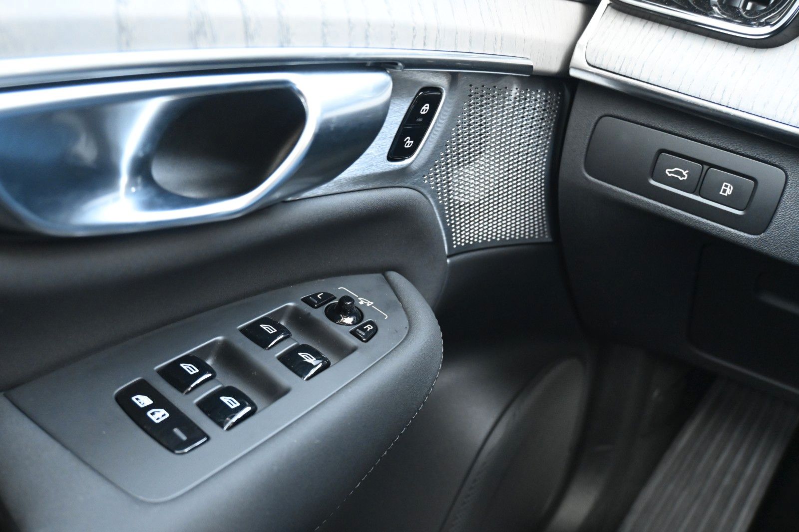 Fahrzeugabbildung Volvo XC90 T8 AWD Ultra Dark*STDHZG*360**LUFT*B&W*22"