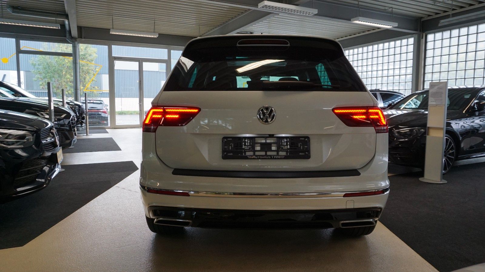 Fahrzeugabbildung Volkswagen Tiguan 4Motion R line *PANO*KAMERA*PERLMUTT*