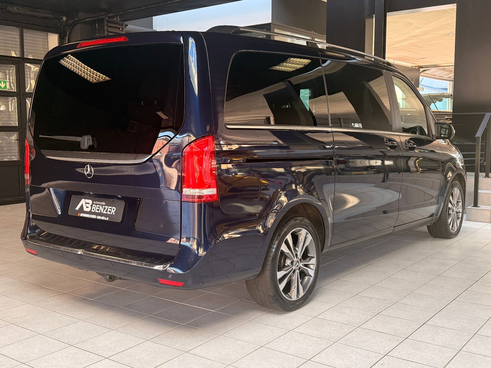 Fahrzeugabbildung Mercedes-Benz V 250/AVANTGARDE/LANG/4MATIC/LEDER/LED/NAVI/6SIT