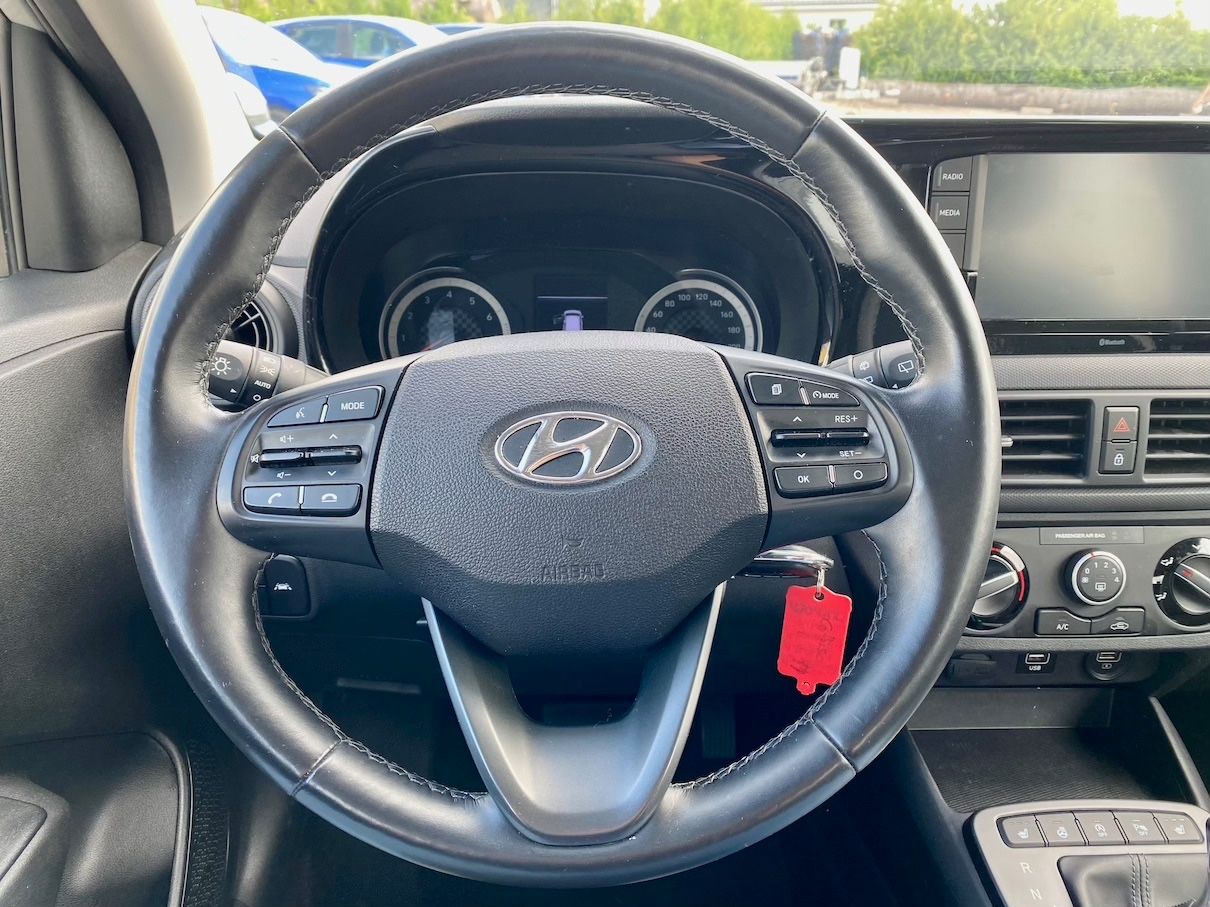 Fahrzeugabbildung Hyundai i10 1.0 Automatik KLIMA SITZ+LRHZ ALLWETTER PDC