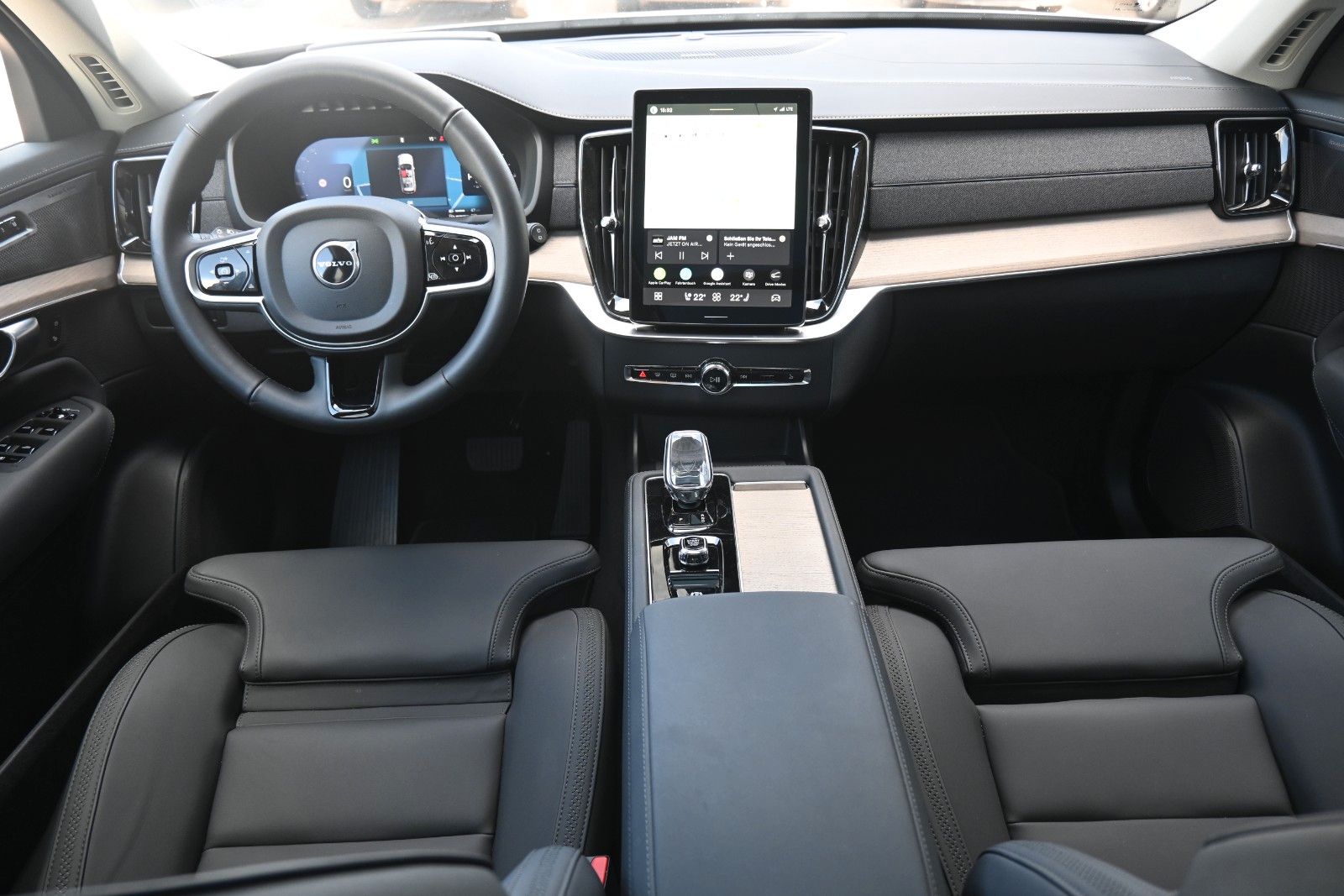 Fahrzeugabbildung Volvo XC90 T8 AWD Plus Dark*PANO*360°*HuD*H&K*ACC