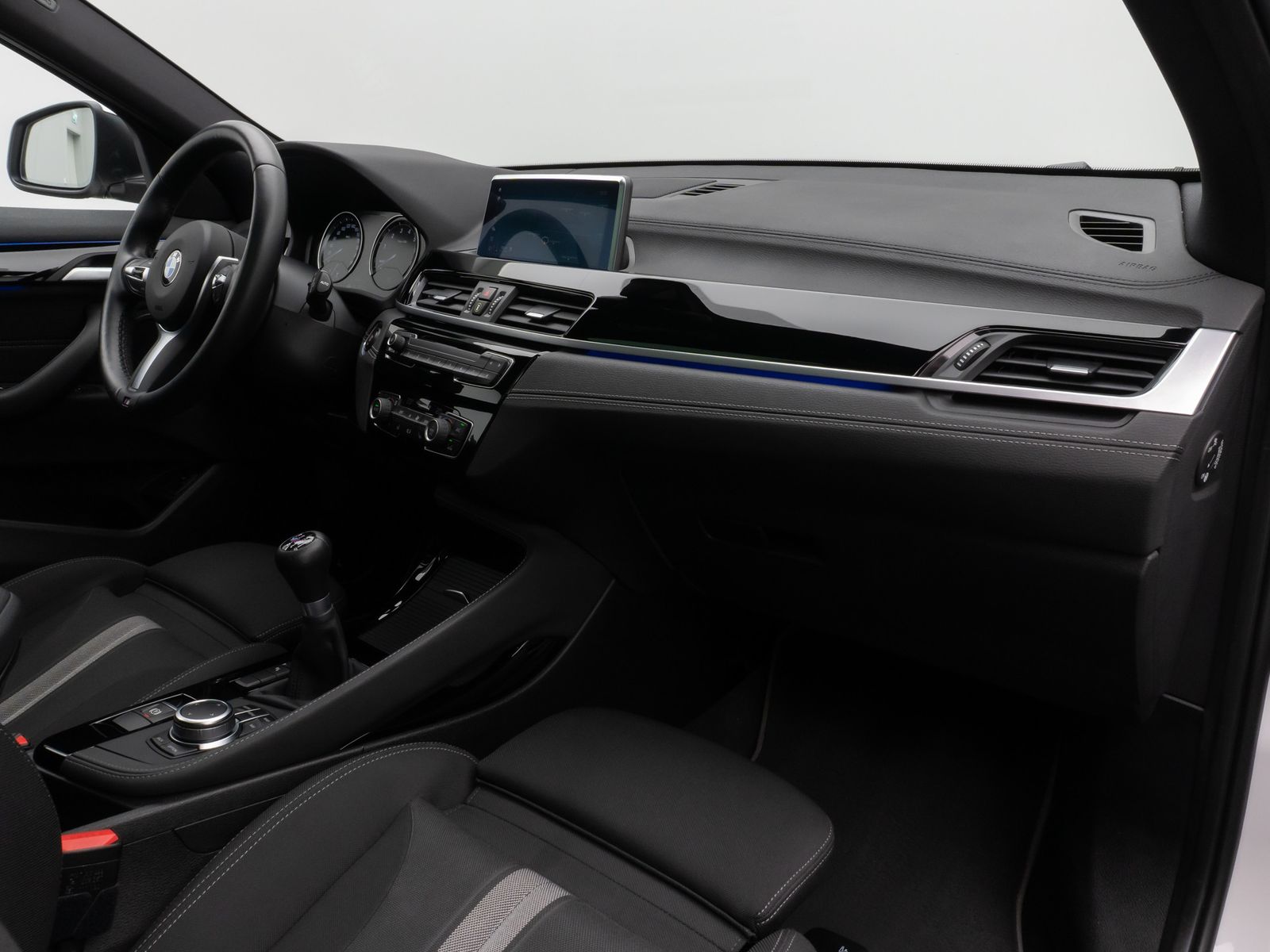 Fahrzeugabbildung BMW X2 sD18i Panorama Kamera DAB HiFi Komfort MSport