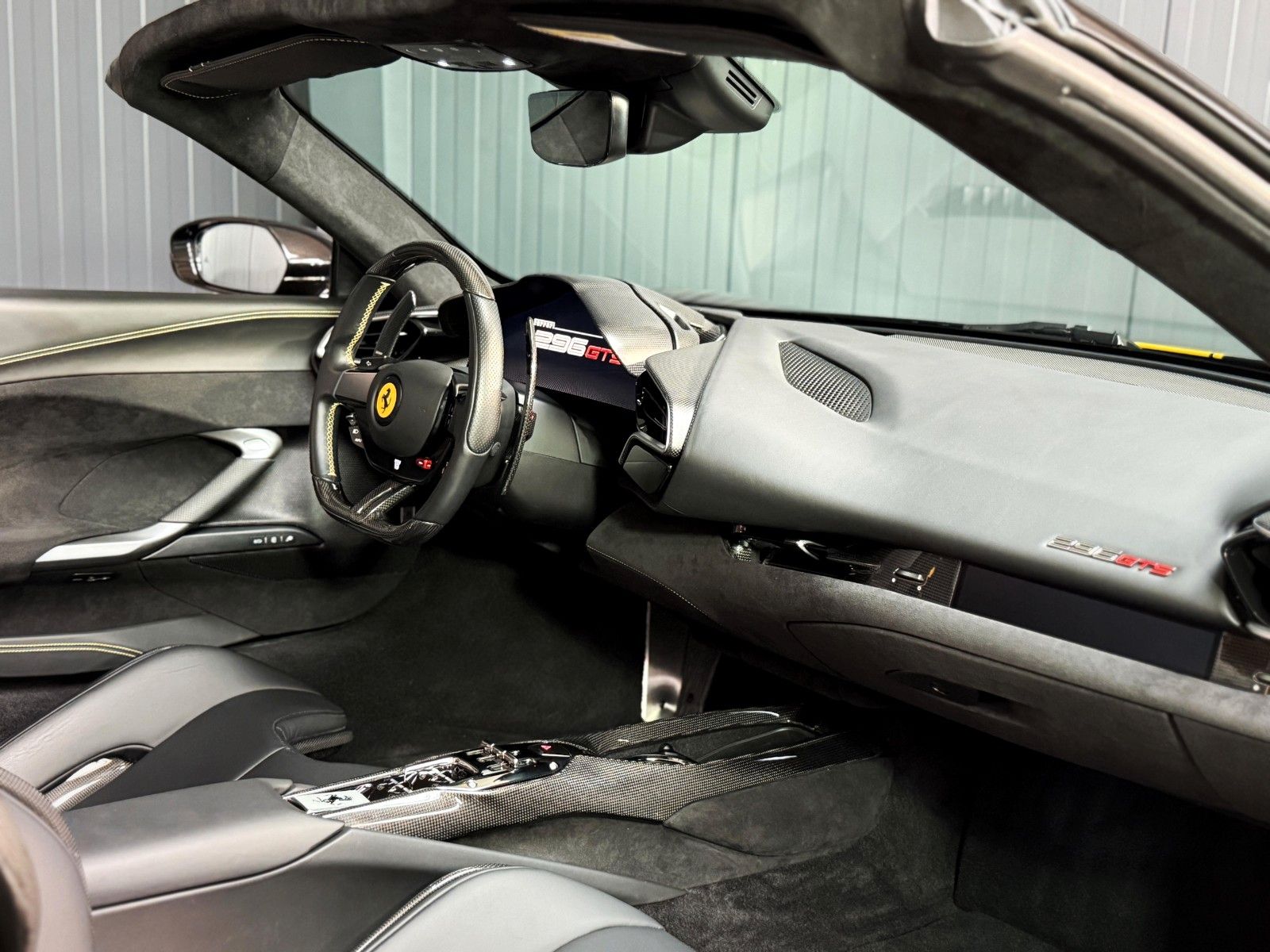 Fahrzeugabbildung Ferrari 296 GTS + Nero Extracampione + Racing Seats