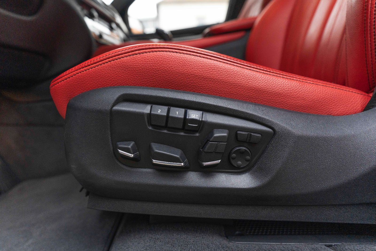 Fahrzeugabbildung BMW X6 xDrive50i M-Sportpaket 360° HUD H&K LED SOFT