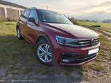Volkswagen Tiguan Allspace 2.0 TSI R-Line; Standh.; Leder - rote Volkswagen Tiguan Allspace