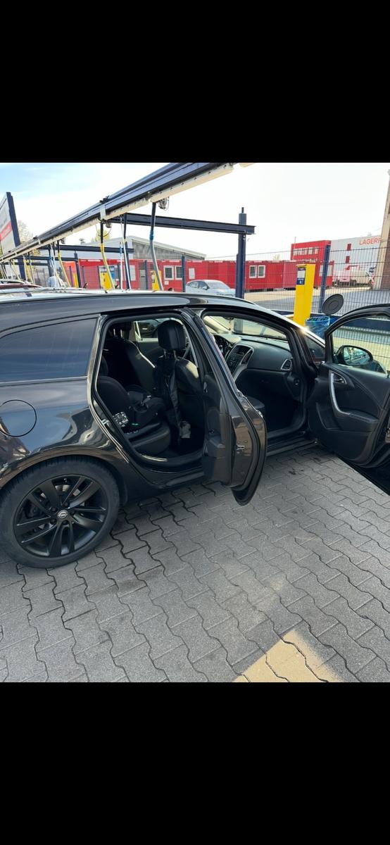 Opel Astra 2012 — photo 10