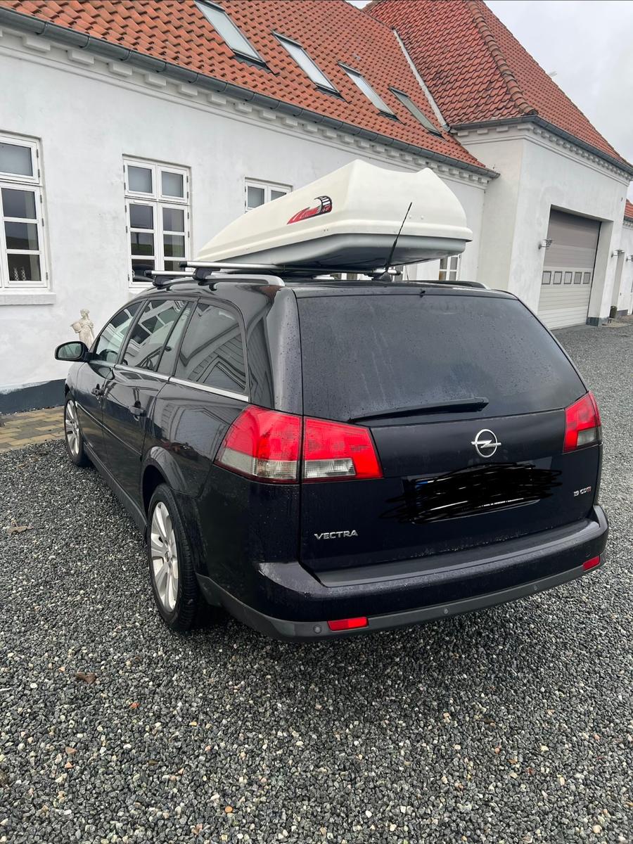 Opel Vectra 2009 — rear view