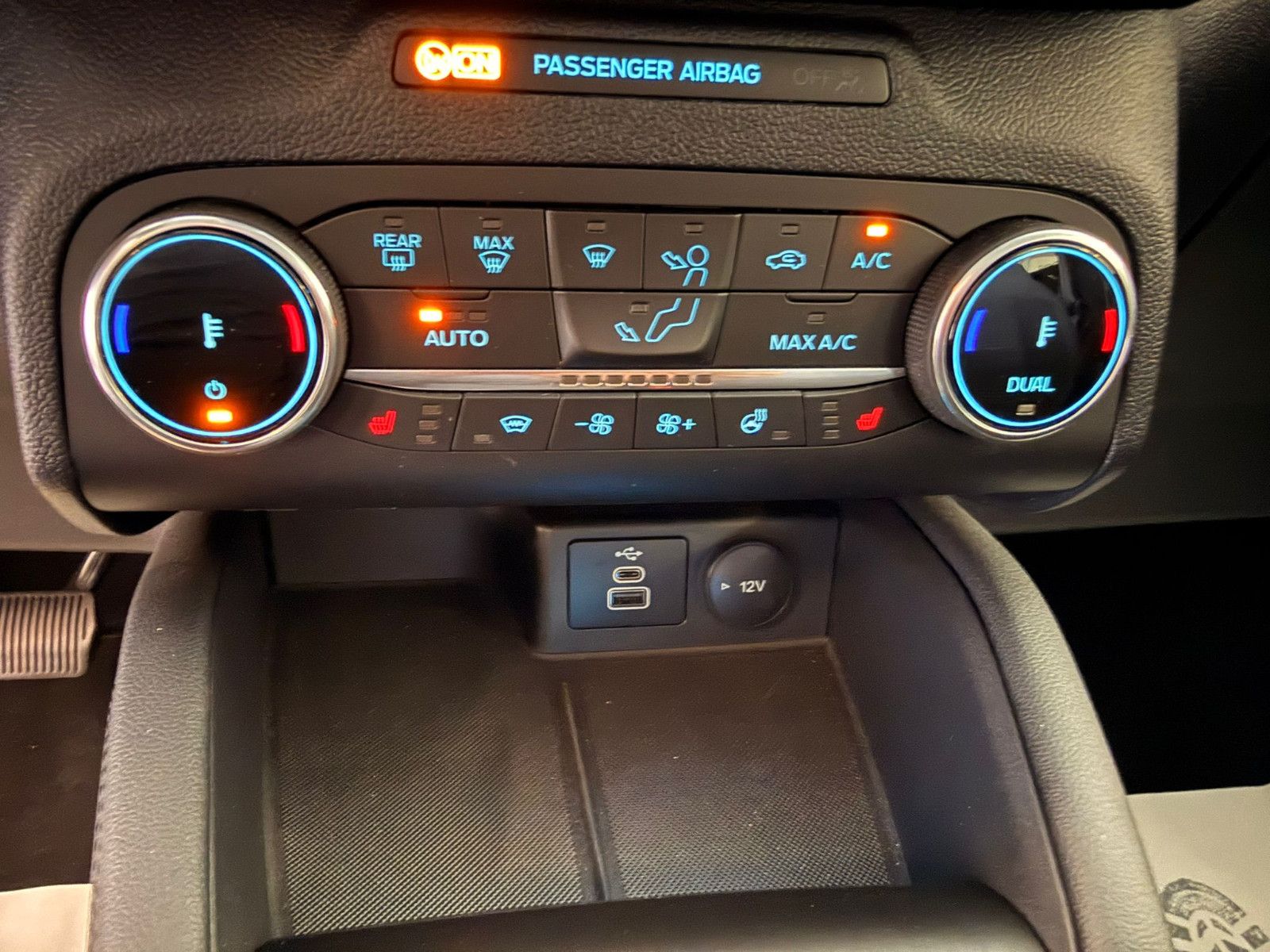 Fahrzeugabbildung Ford Kuga Titanium / NAVI / KAMERA / GEPFLEGT