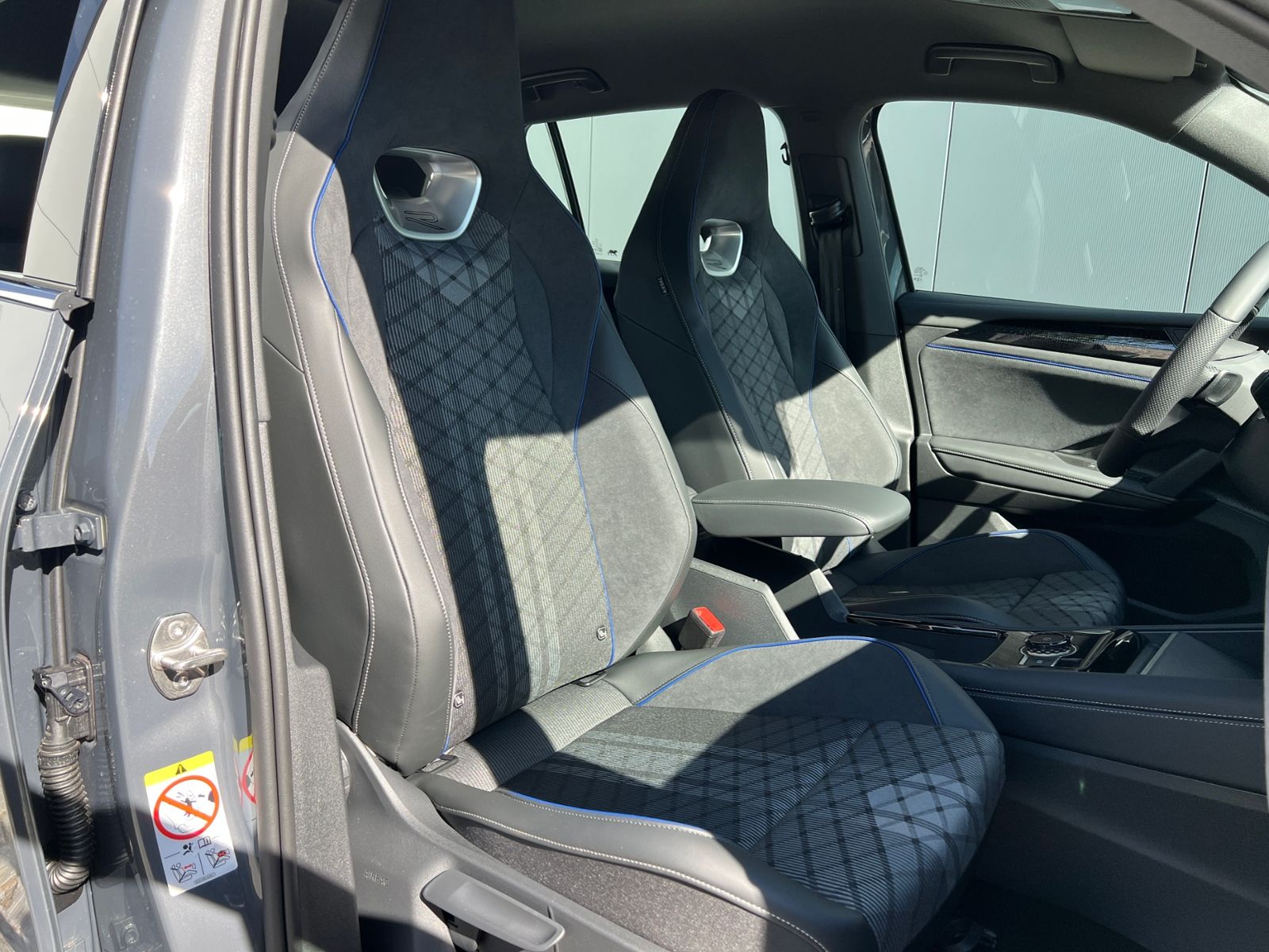 Fahrzeugabbildung Volkswagen Tiguan R-Line 1.5 eTSI DSG *AHK, IQ.Light, ACC,