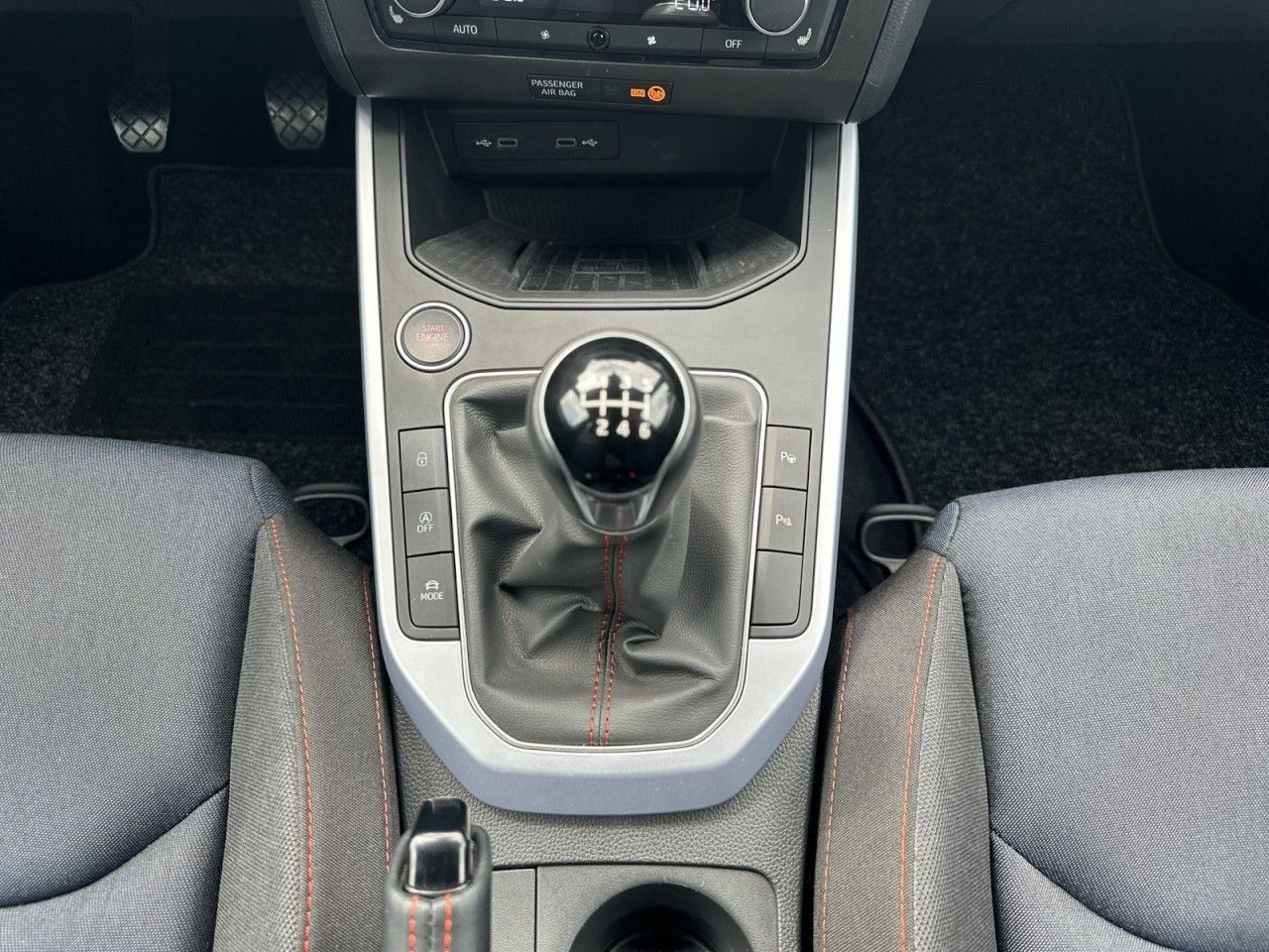 Fahrzeugabbildung SEAT Arona FR 1.0TSI 110PS 6-Gang*Navi*Cam* - mit KI generiert/bearbeitet