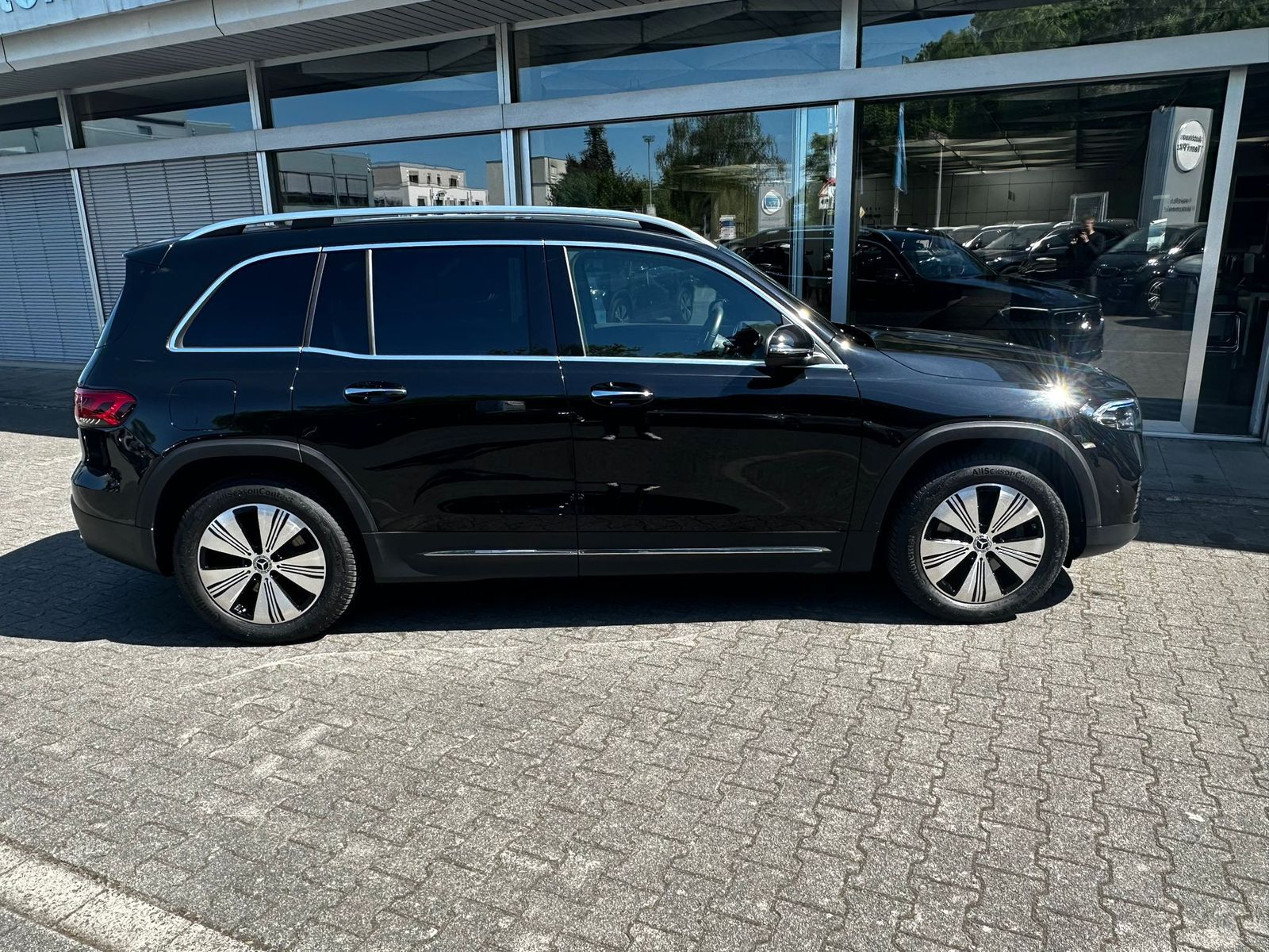 Fahrzeugabbildung Mercedes-Benz EQB 250 PROGRESS NAVI+LED+SITZHZ+KAMERA+TEMP+DAB