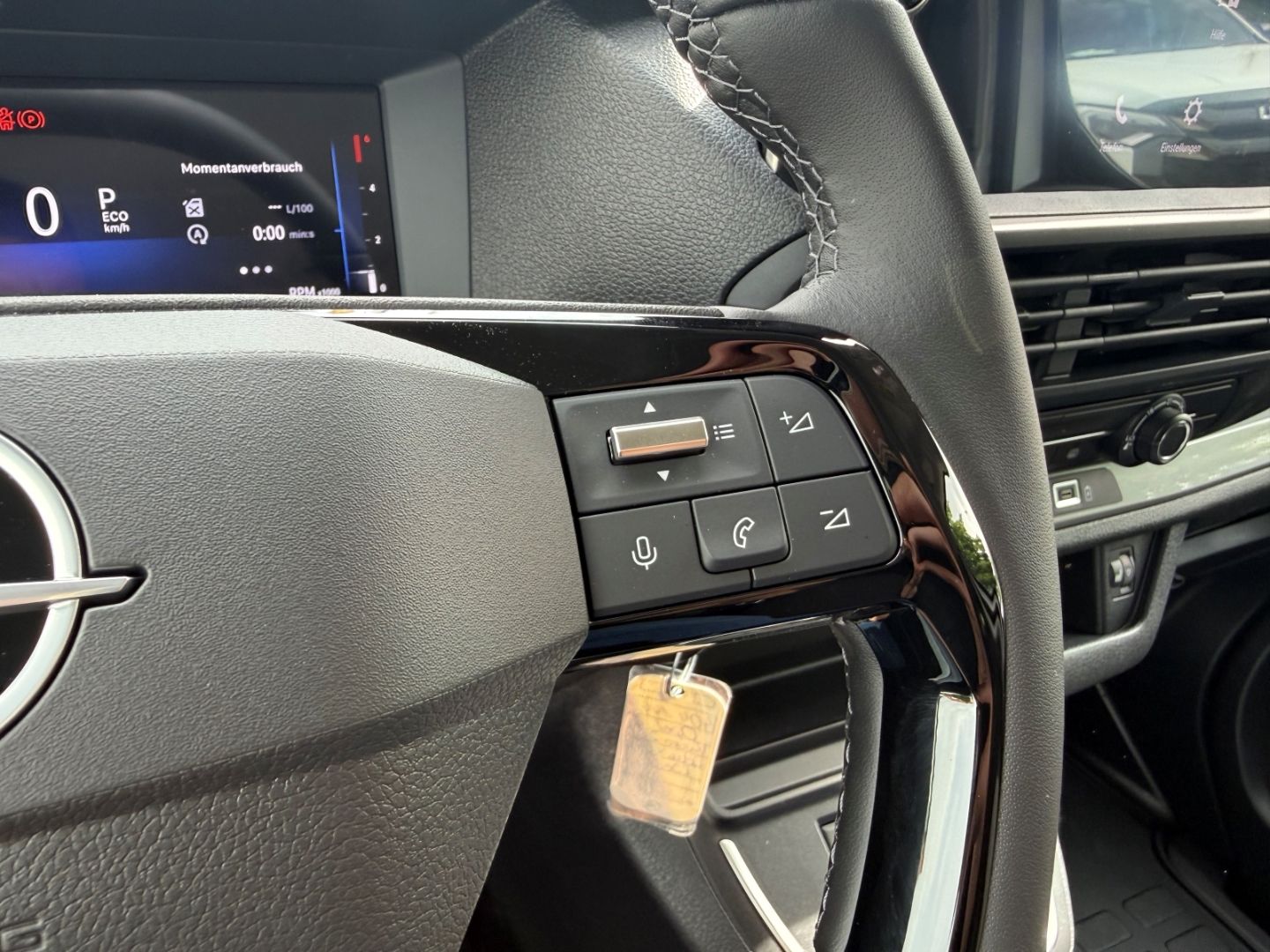 Fahrzeugabbildung Opel Vivaro 2.2 XL +SHZ+LHZ+Kamera+Laderaumschutz