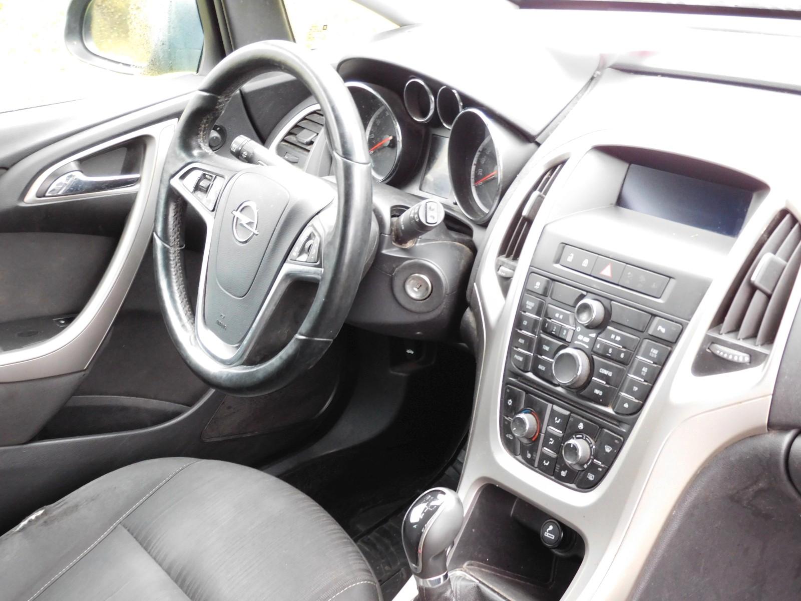 Opel Astra 2011 — photo 16