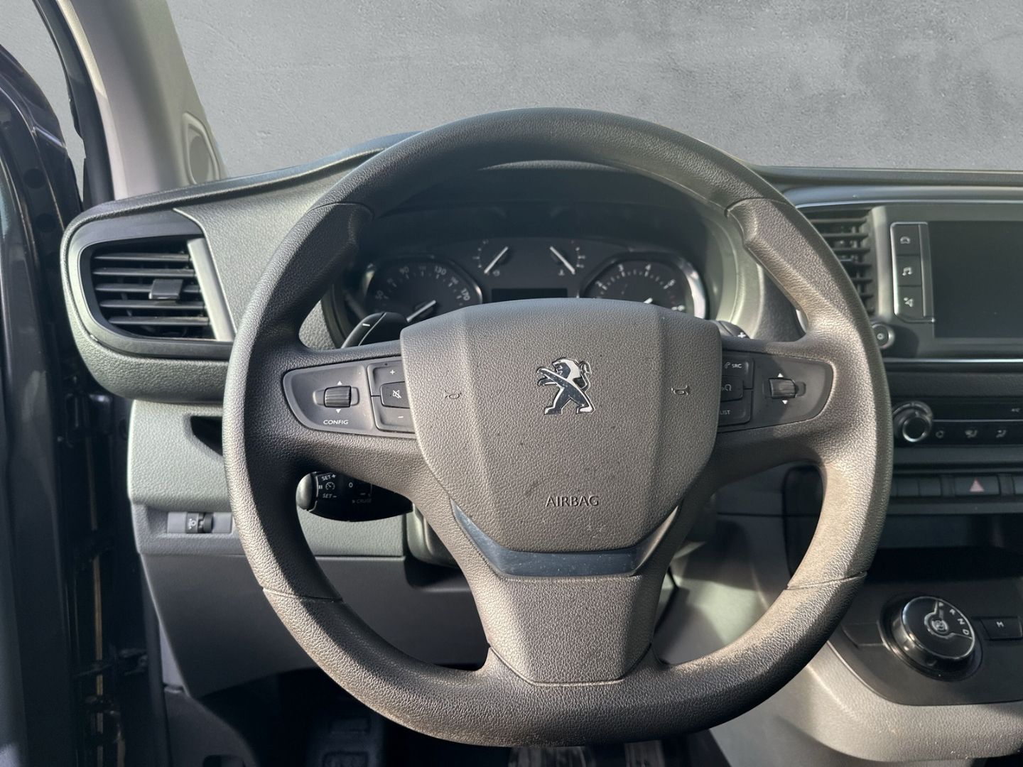 Fahrzeugabbildung Peugeot Expert Kombi L3 2.0 BlueHDi 145 PS 8-Sitzer *NAV