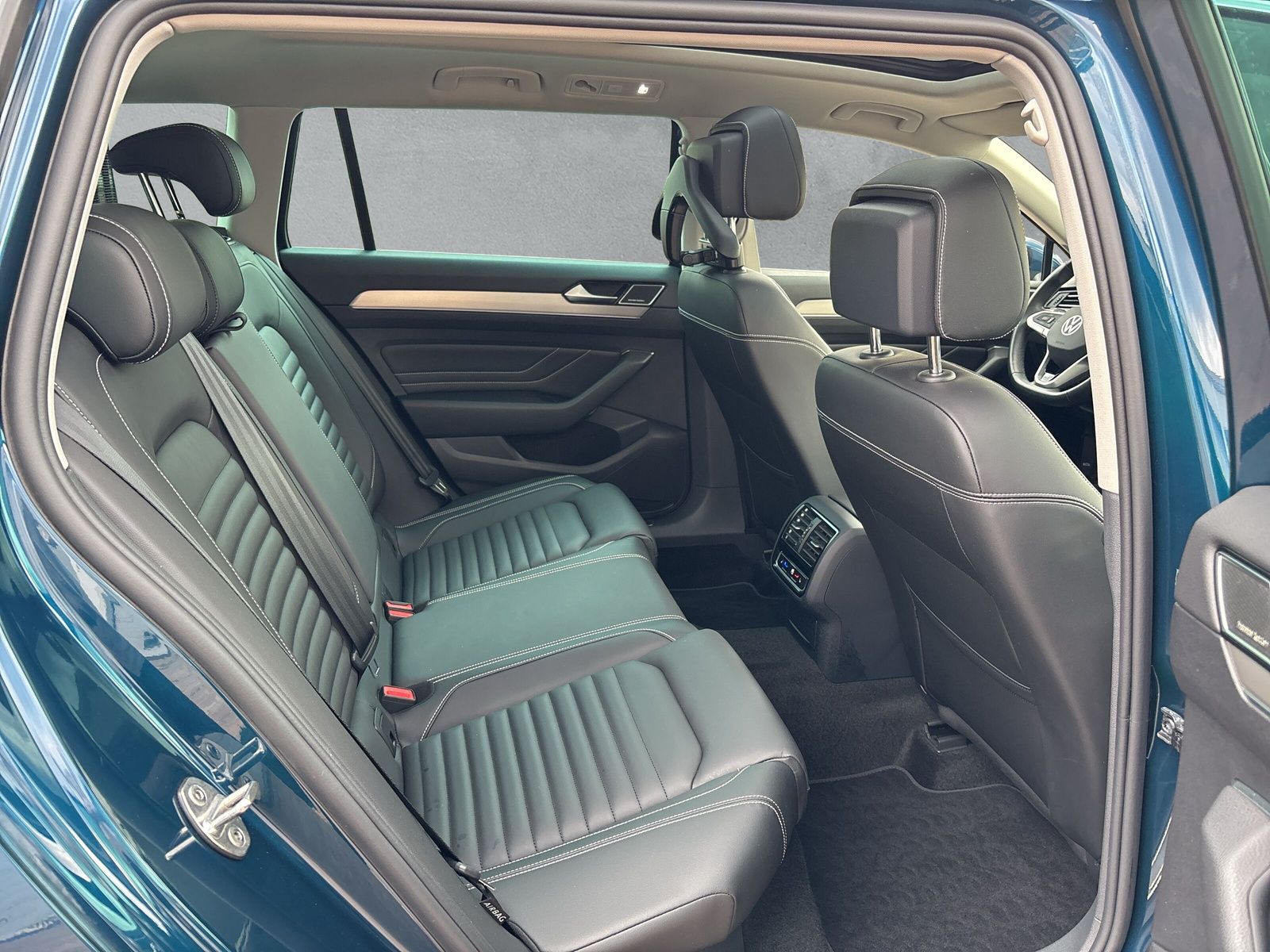 Fahrzeugabbildung Volkswagen Passat Variant Elegance 2.0 TDI 4Motion DSG AHK