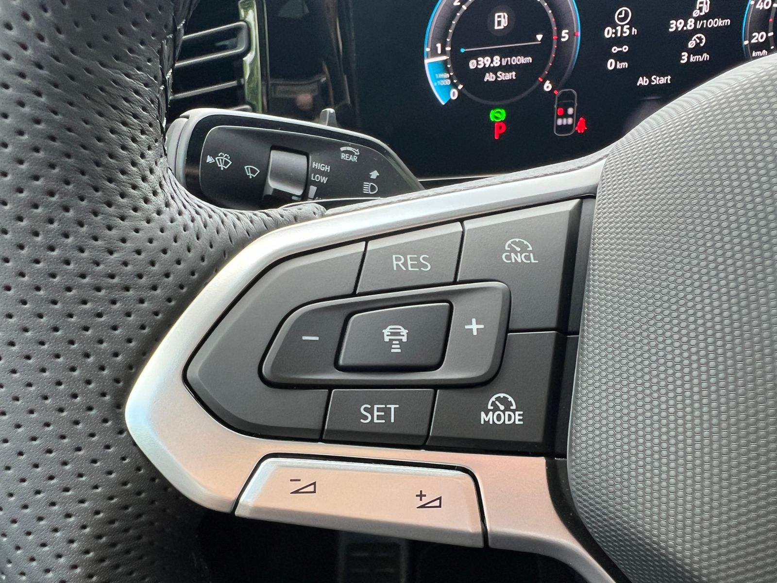 Fahrzeugabbildung Volkswagen Tiguan R-Line 2.0 TDI DSG 4MOTION *AHK, Navi, Pa