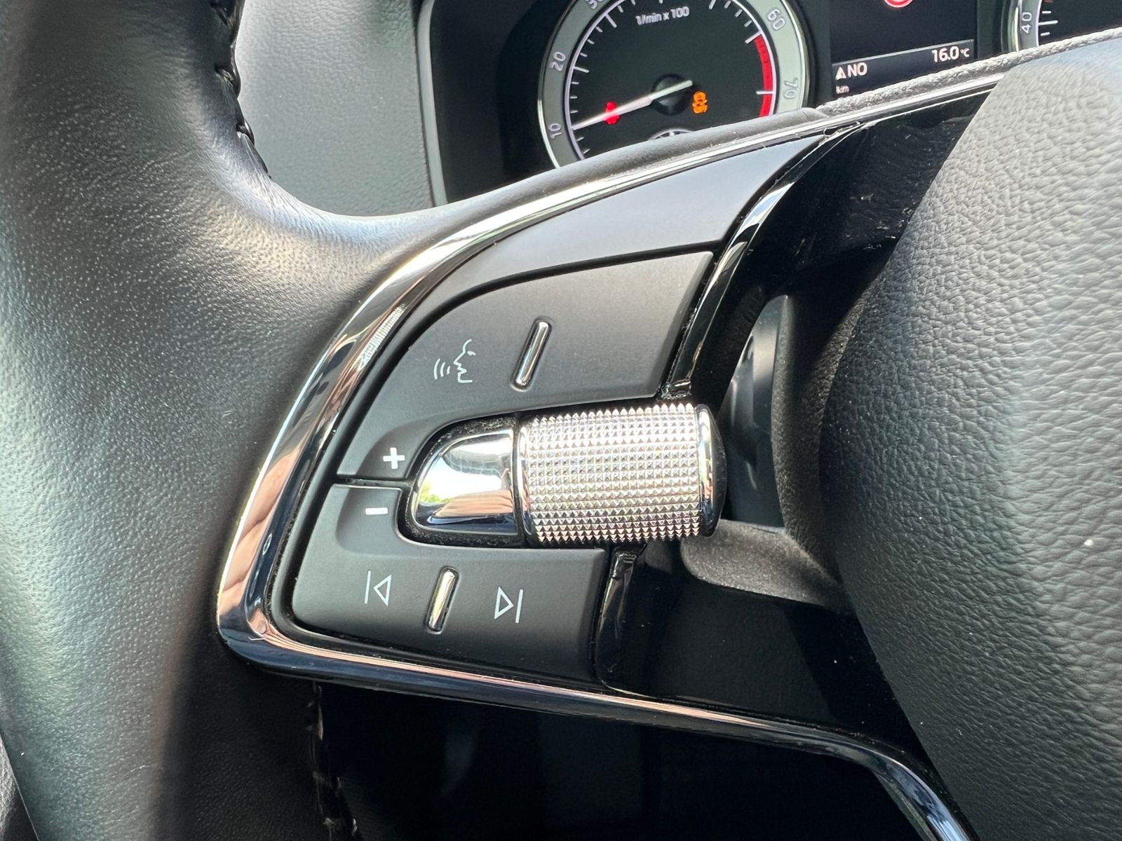 Fahrzeugabbildung SKODA Karoq 1.5 TSI ACT Drive 125 years *AHK, LED, Sta