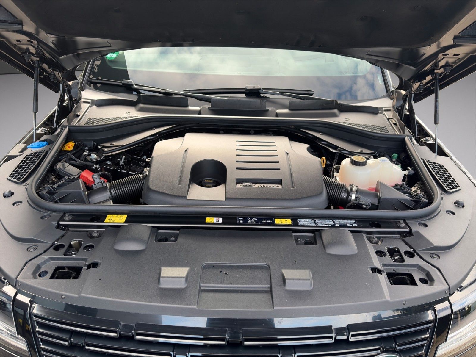 Fahrzeugabbildung Land Rover Range Rover Sport P550e Autobiography AHK 23Zoll