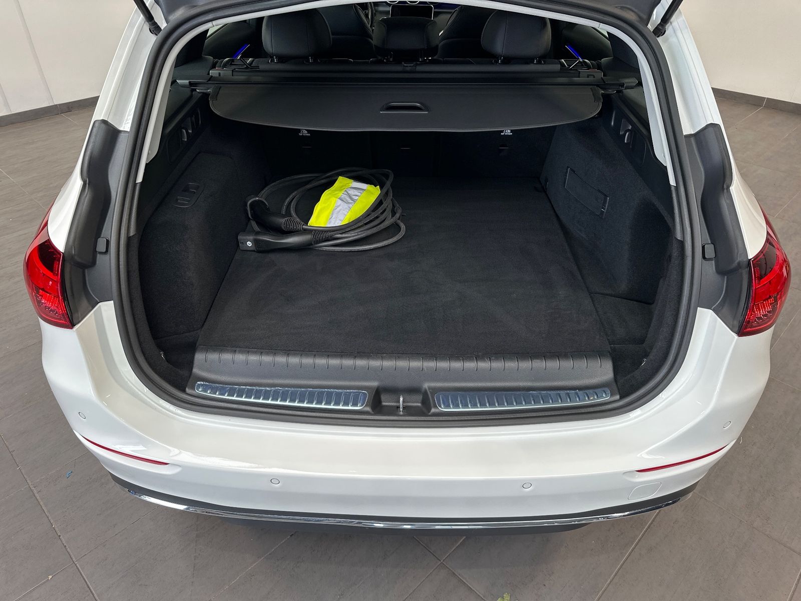 Fahrzeugabbildung Mercedes-Benz C 300 e T Avantgarde NAV+LED+AHK+KAMERA+SHZ