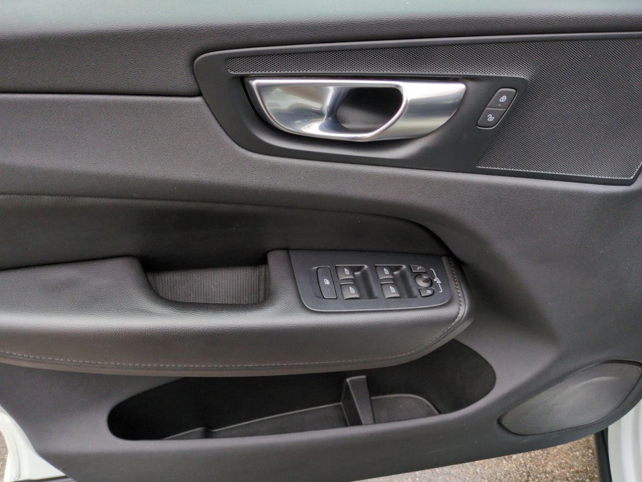 Volvo XC60 B4 (Diesel) Momentum Pro AWD Automatik Navi foto 9