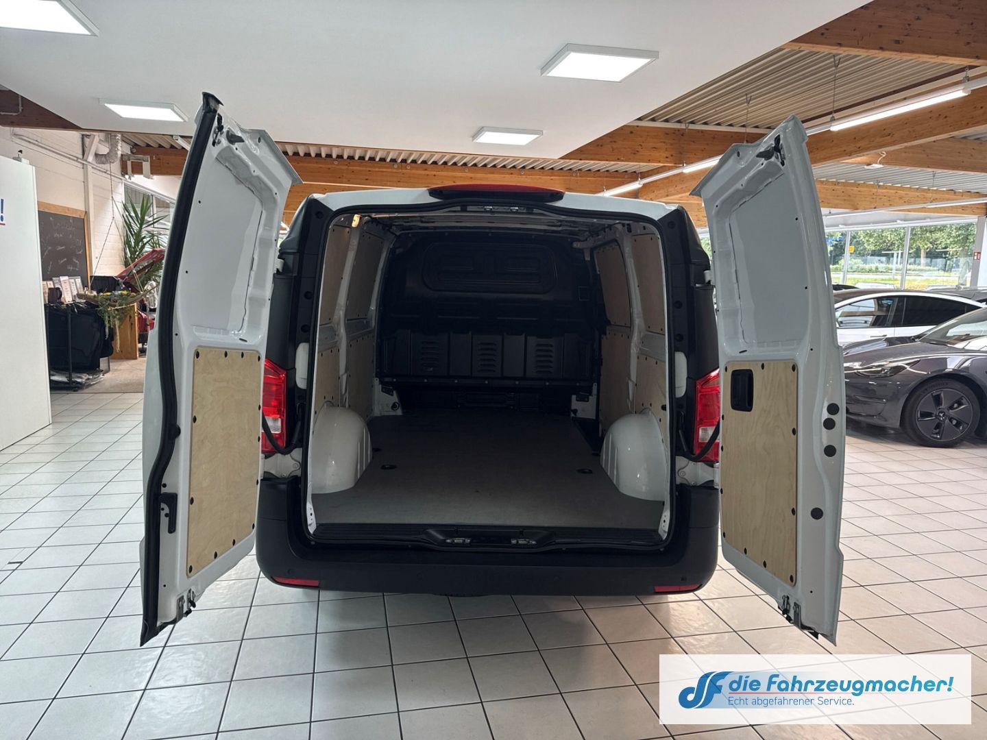 Fahrzeugabbildung Mercedes-Benz Vito Kasten e111 lang  LONG RANGE 60 DAB SHZ Rüc