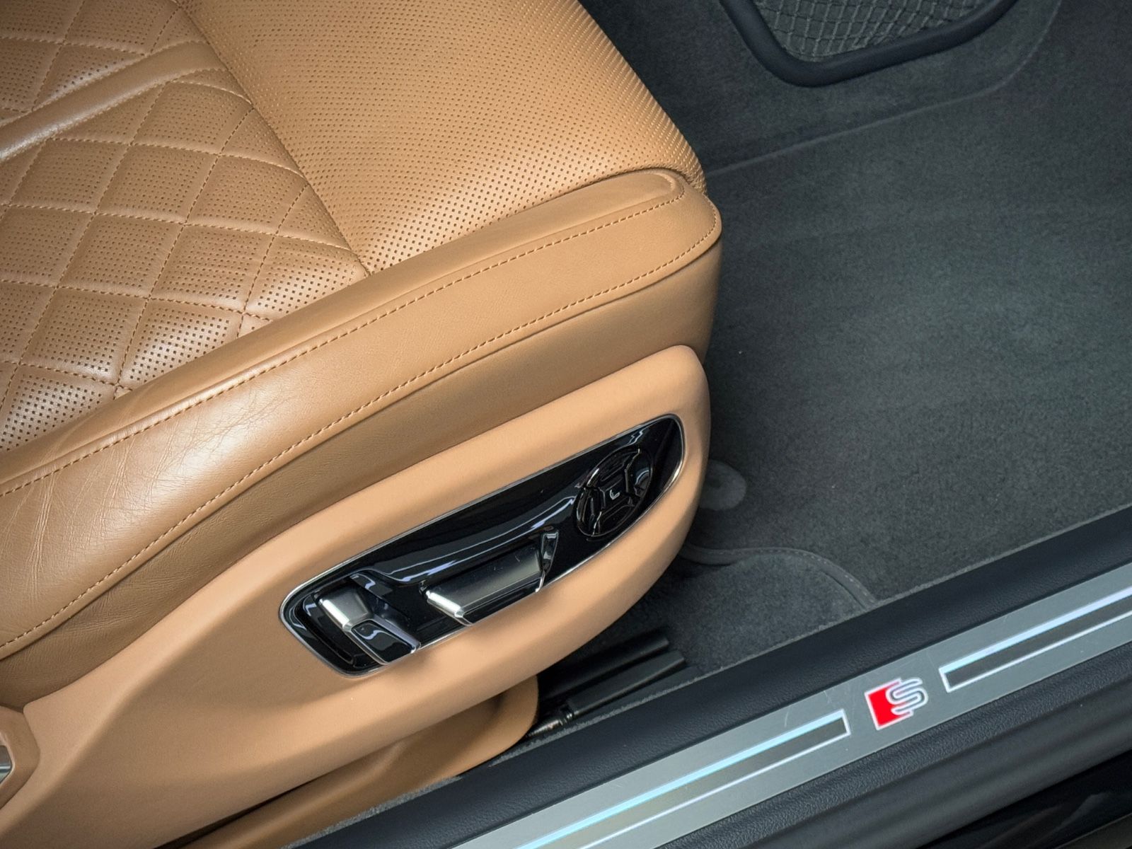 Fahrzeugabbildung Audi S8 4.0 TFSI quattro/HUD/360°/ACC/Massage/Keramik