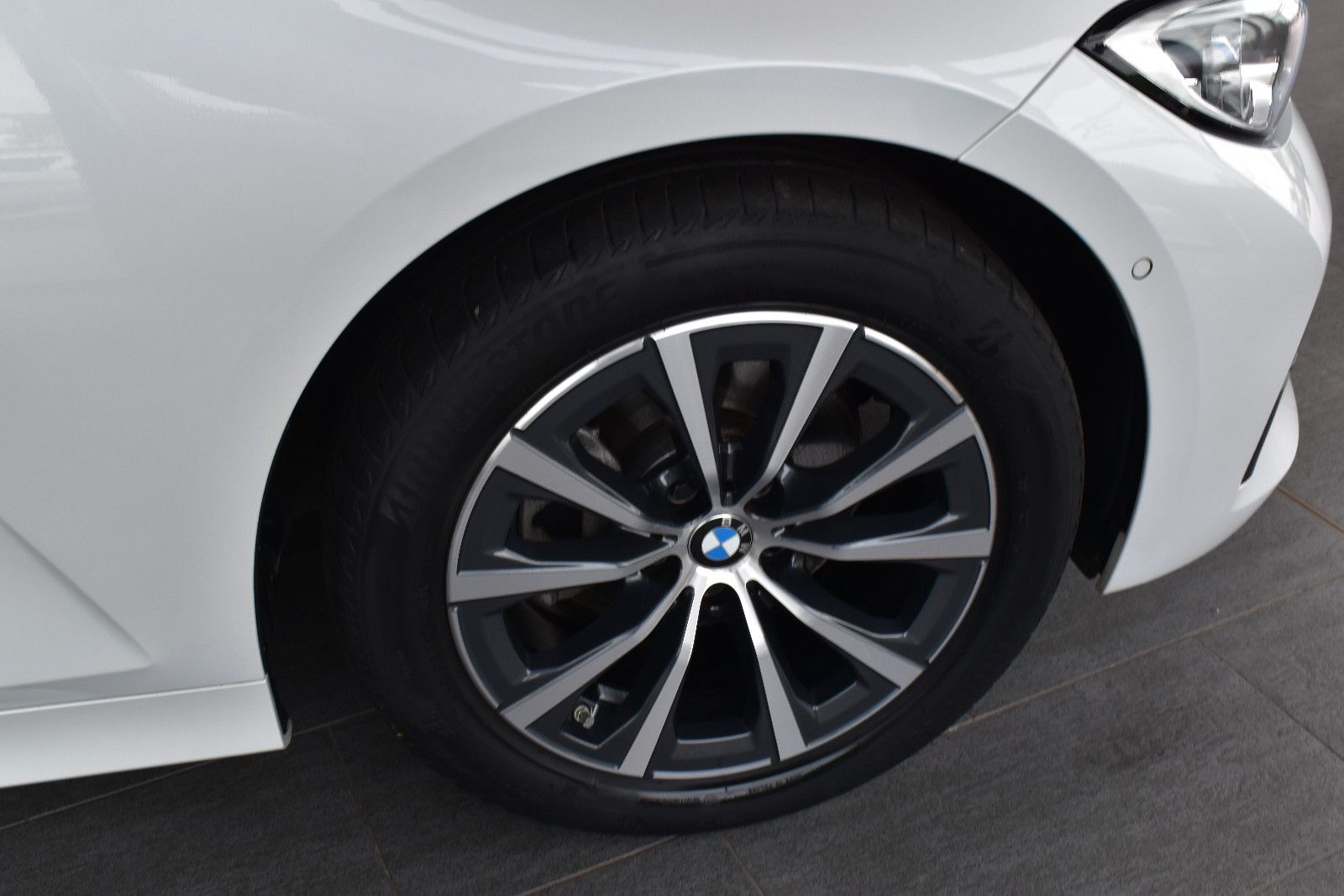 BMW 320d Touring Aut. Advantage Laser~Pano~LiveC~HUD foto 19