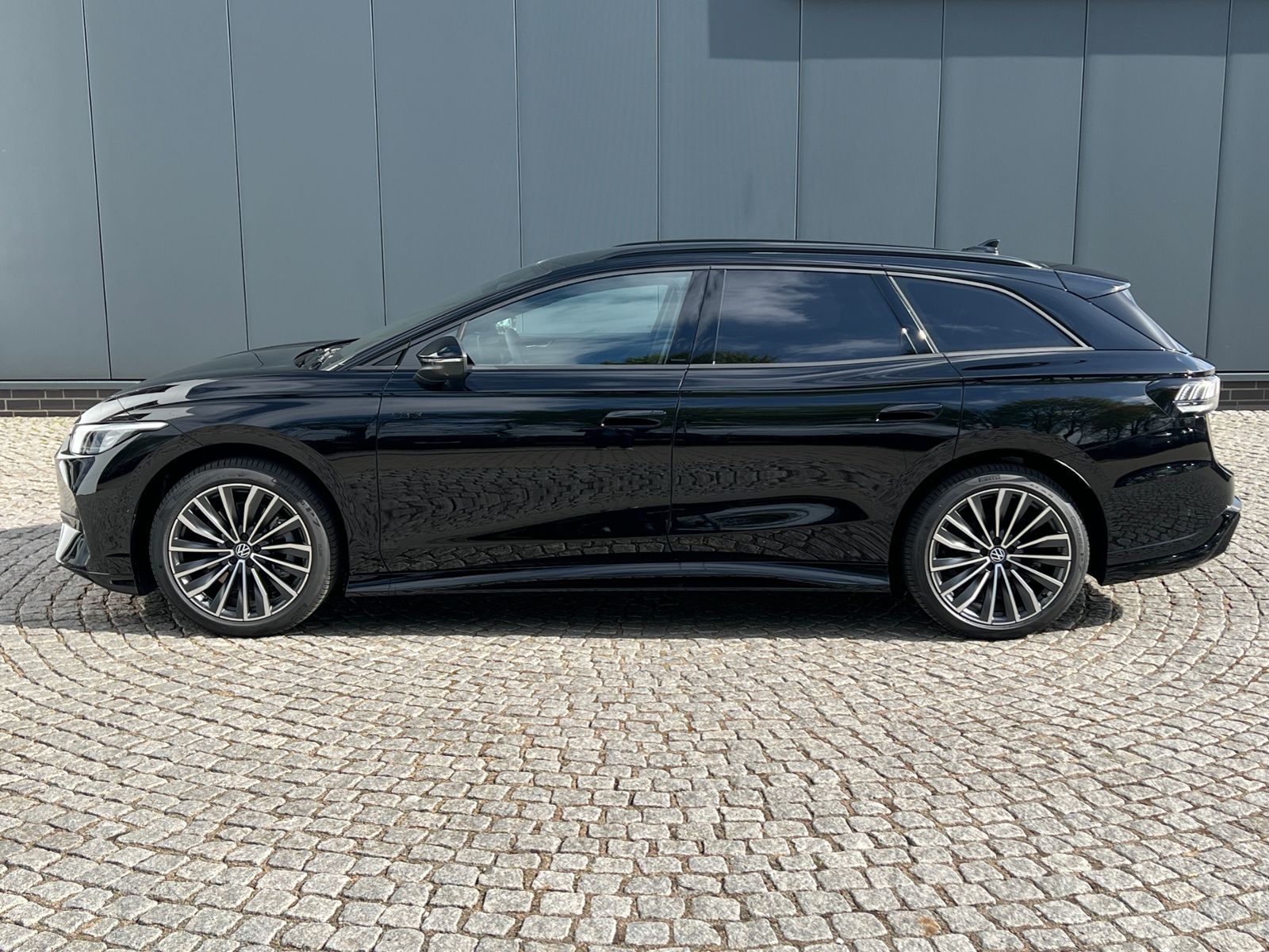 Fahrzeugabbildung Volkswagen ID.7 GTX Tourer 4MOTION 250 kW *AHK, Wärmepumpe,