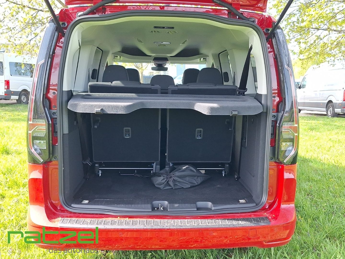 Fahrzeugabbildung Volkswagen Caddy Maxi Edition eHybrid 7-Sitz.+NAVI+LED+ACC