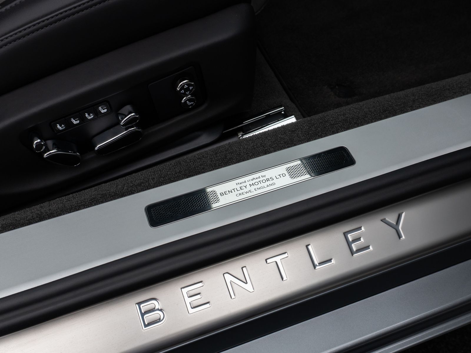 Fahrzeugabbildung Bentley Continental GTC W12 Mulliner 360°HUD NightVision