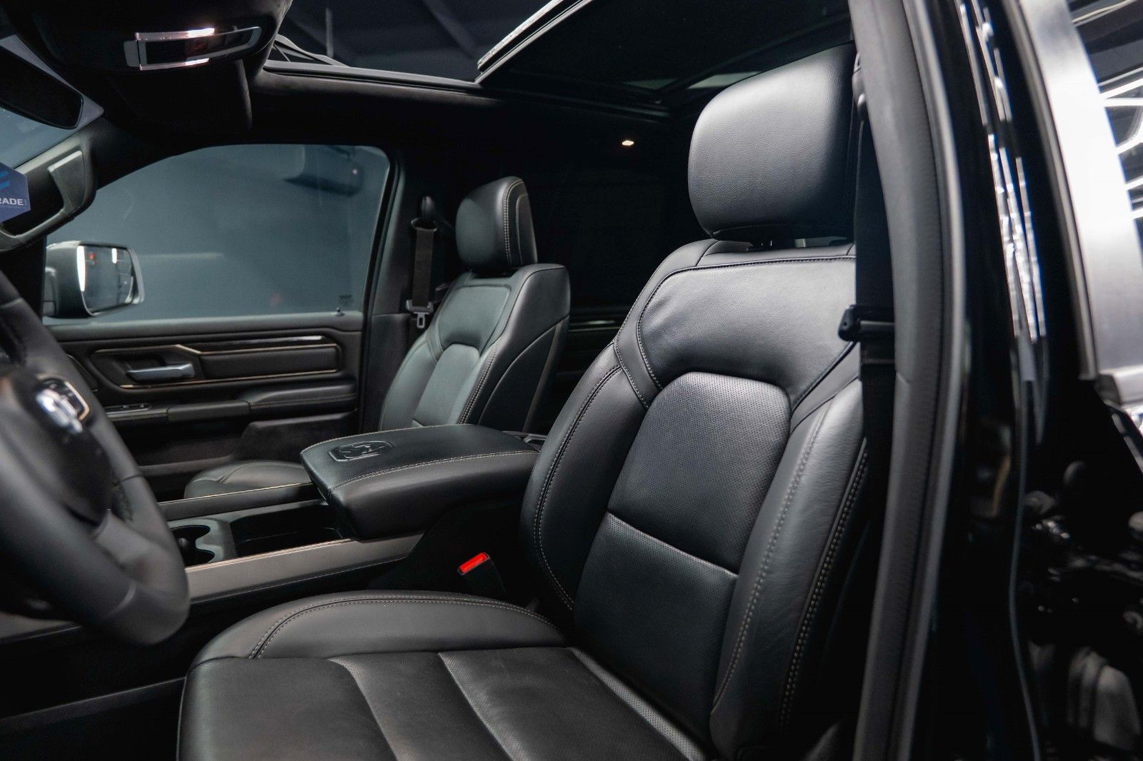 Fahrzeugabbildung Dodge RAM 5.7 V8 HEMI 4x4 NIGHT LARAMIE *Pano*RAMBOX*