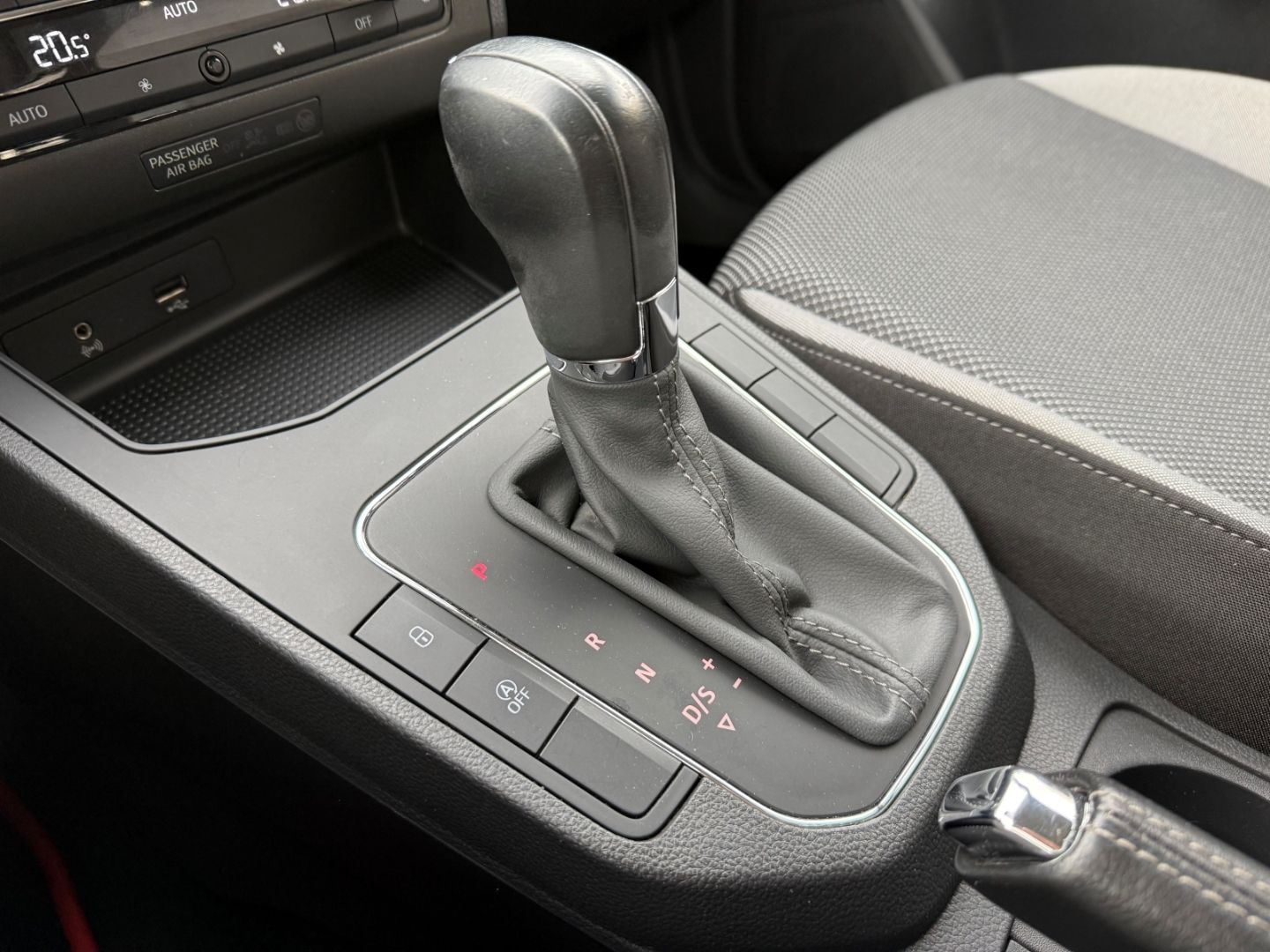 Fahrzeugabbildung SEAT Ibiza Style LED Mehrzonenklima SHZ Carplay Berg