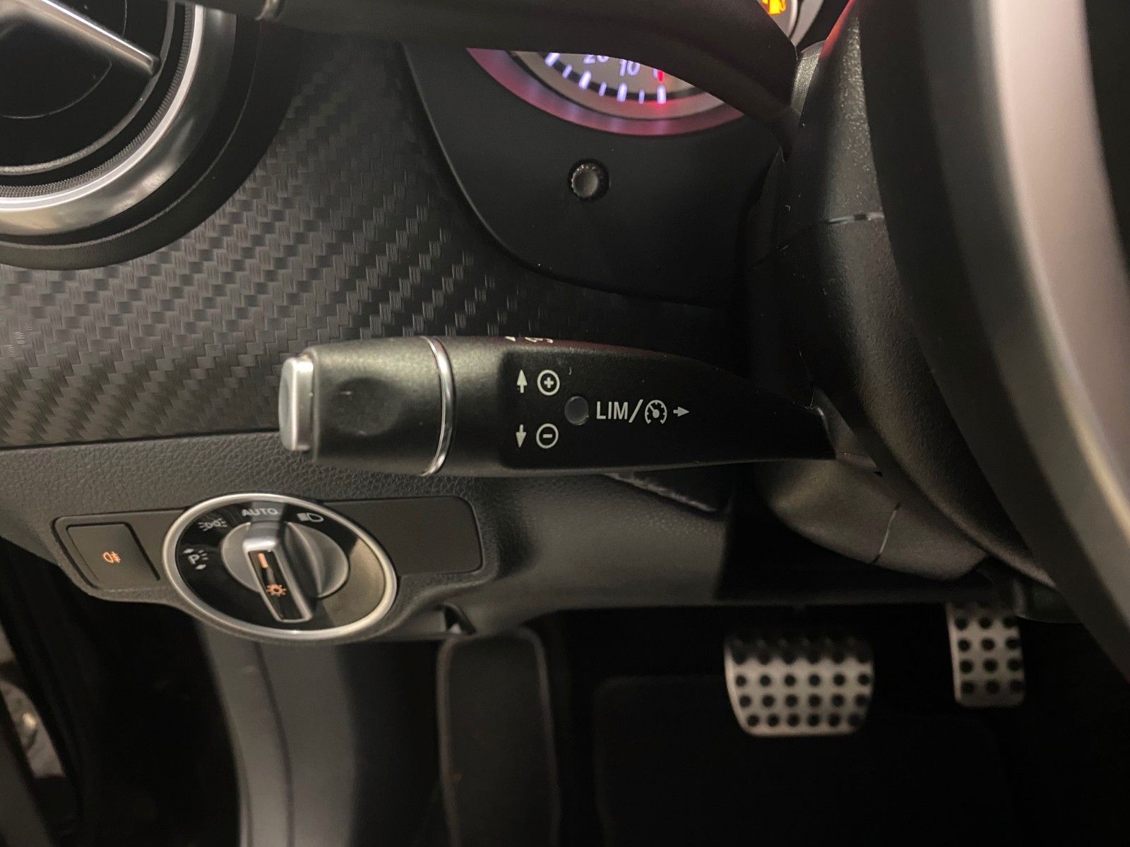 Fahrzeugabbildung Mercedes-Benz A 180 StreetStyle+NAVI+18"+AMG Optik Paket+DCT+