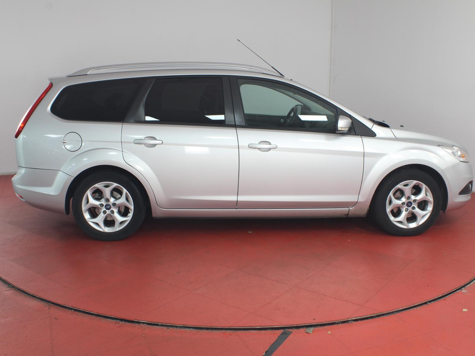 Ford Focus 2010 — photo 38