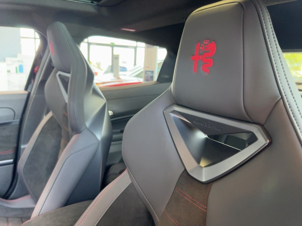 Fahrzeugabbildung Alfa Romeo Junior 145 PS Ibrida Q4 Allrad, P-Dach, 18'', Ma