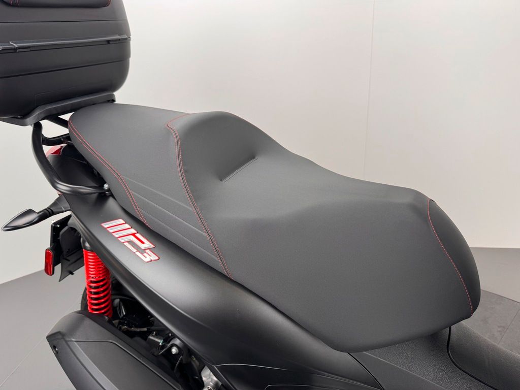 Fahrzeugabbildung Piaggio MP3 300 HPE *SERVICE NEU *TOPCASE