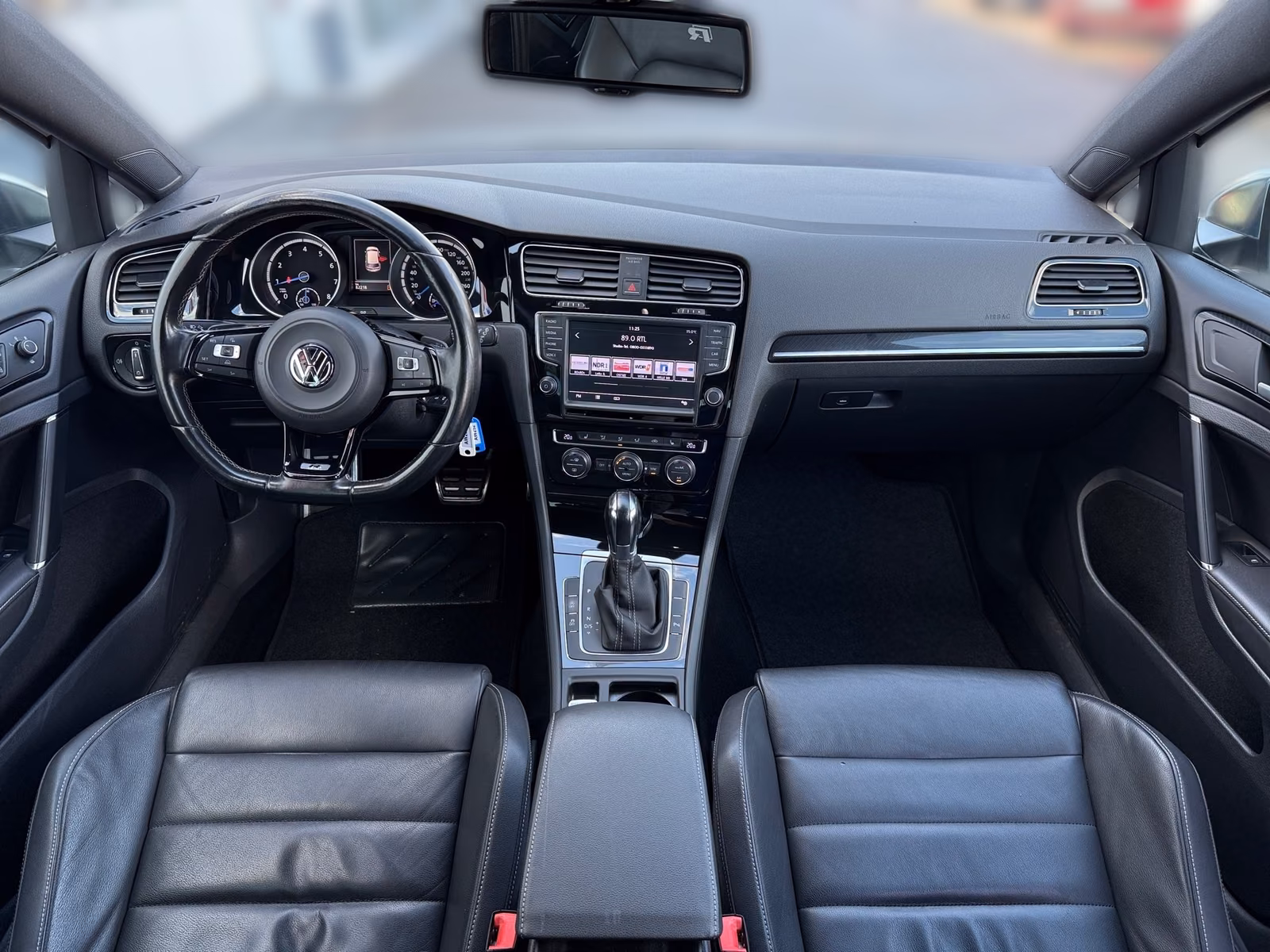 Volkswagen Golf VII 2.0 R BMT 4Motion Xenon Leder PDC Navi