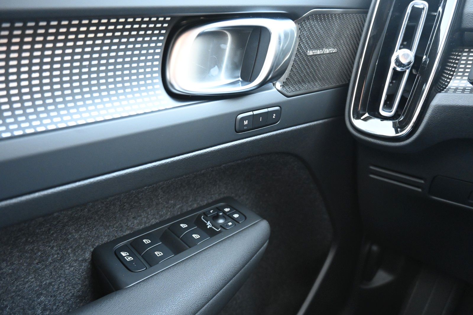 Fahrzeugabbildung Volvo XC40 B3 DKG Plus Dark*FSHZG*RFK*BLIS*ACC